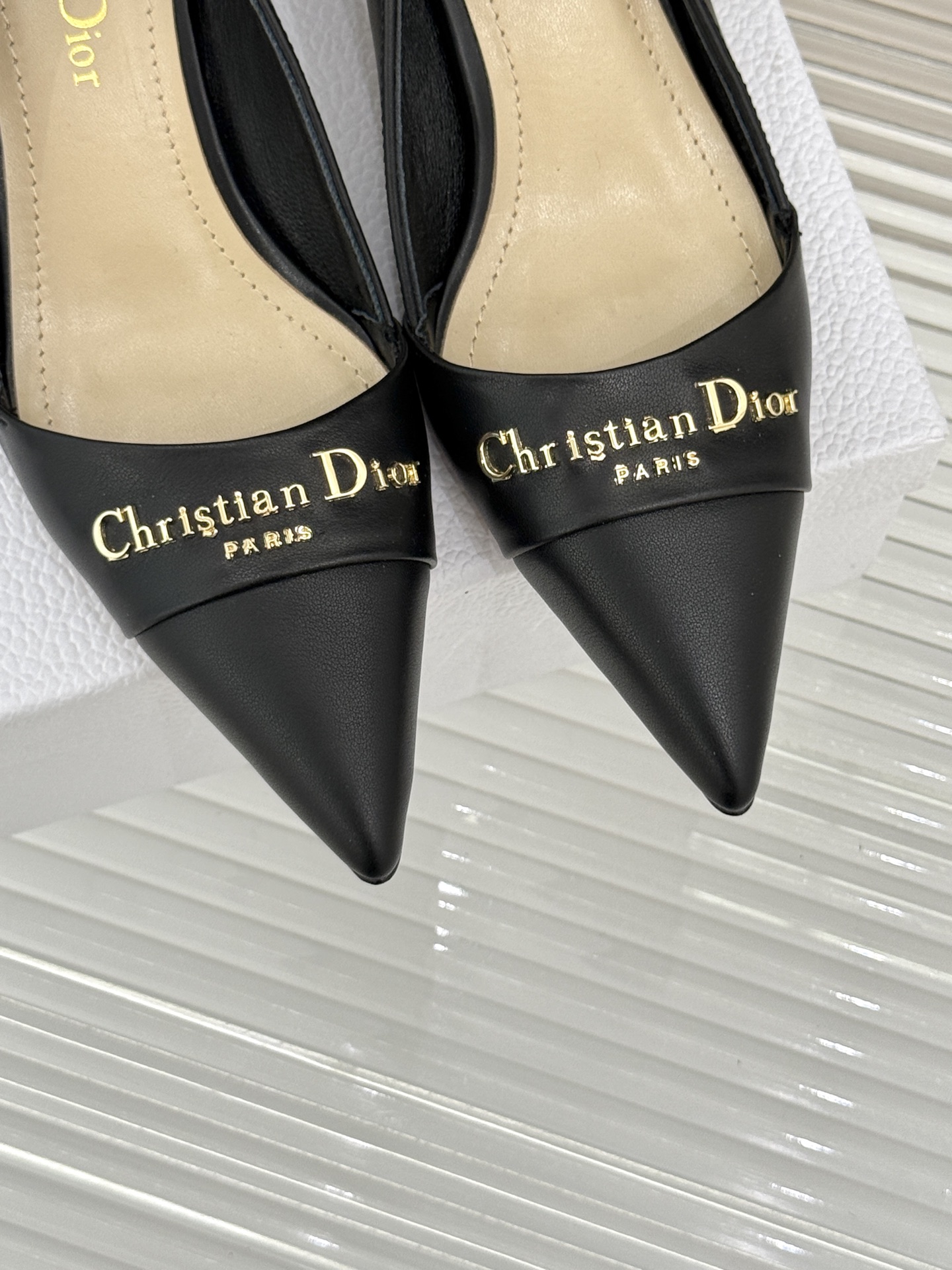 
Dior/迪奥25S新品尖头字母尖头
后跟凉鞋高跟鞋
这季的字母系列真的要狂种草啦~
字母logo设计