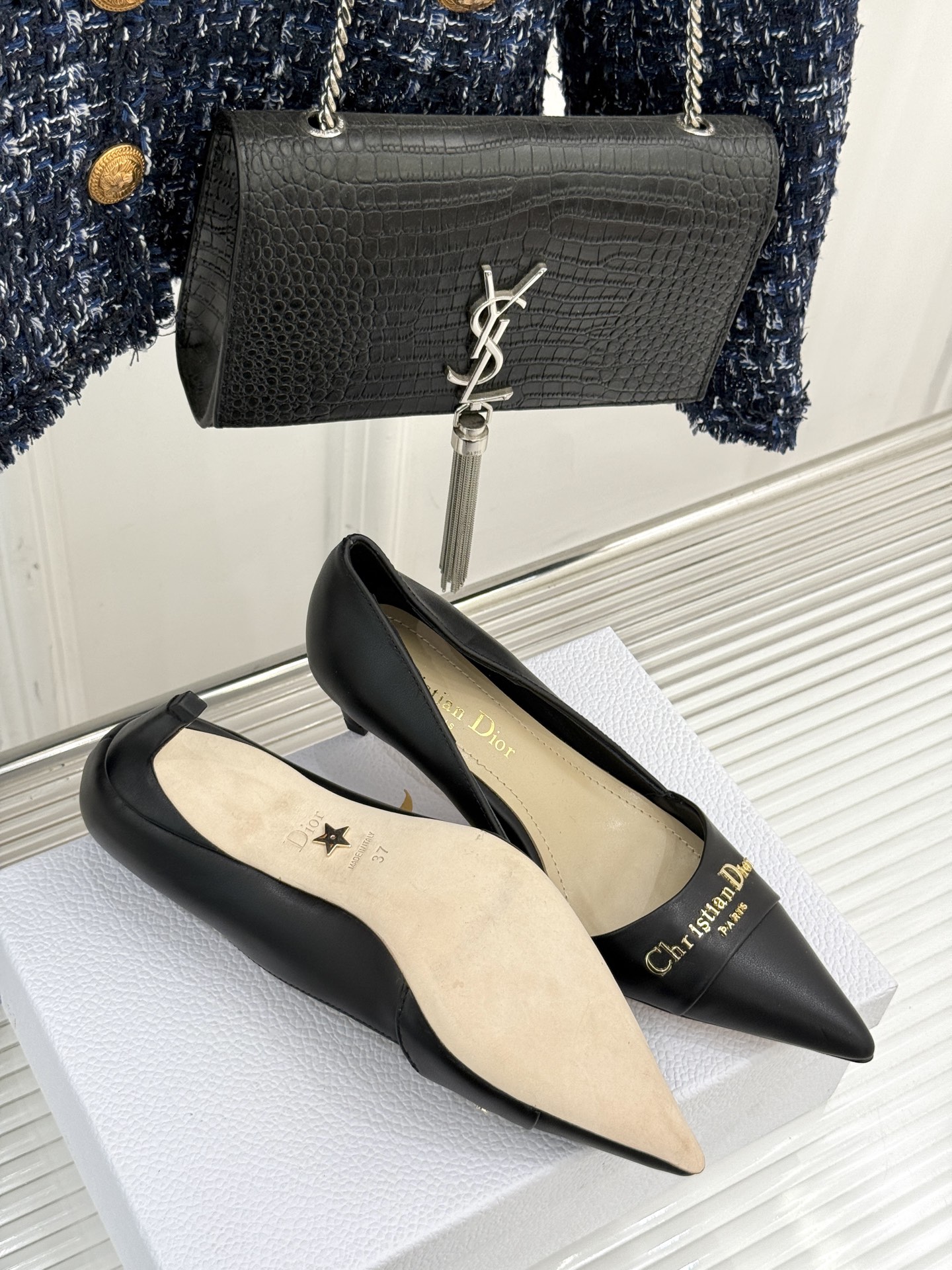 
Dior/迪奥25S新品尖头字母尖头
后跟凉鞋高跟鞋
这季的字母系列真的要狂种草啦~
字母logo设计