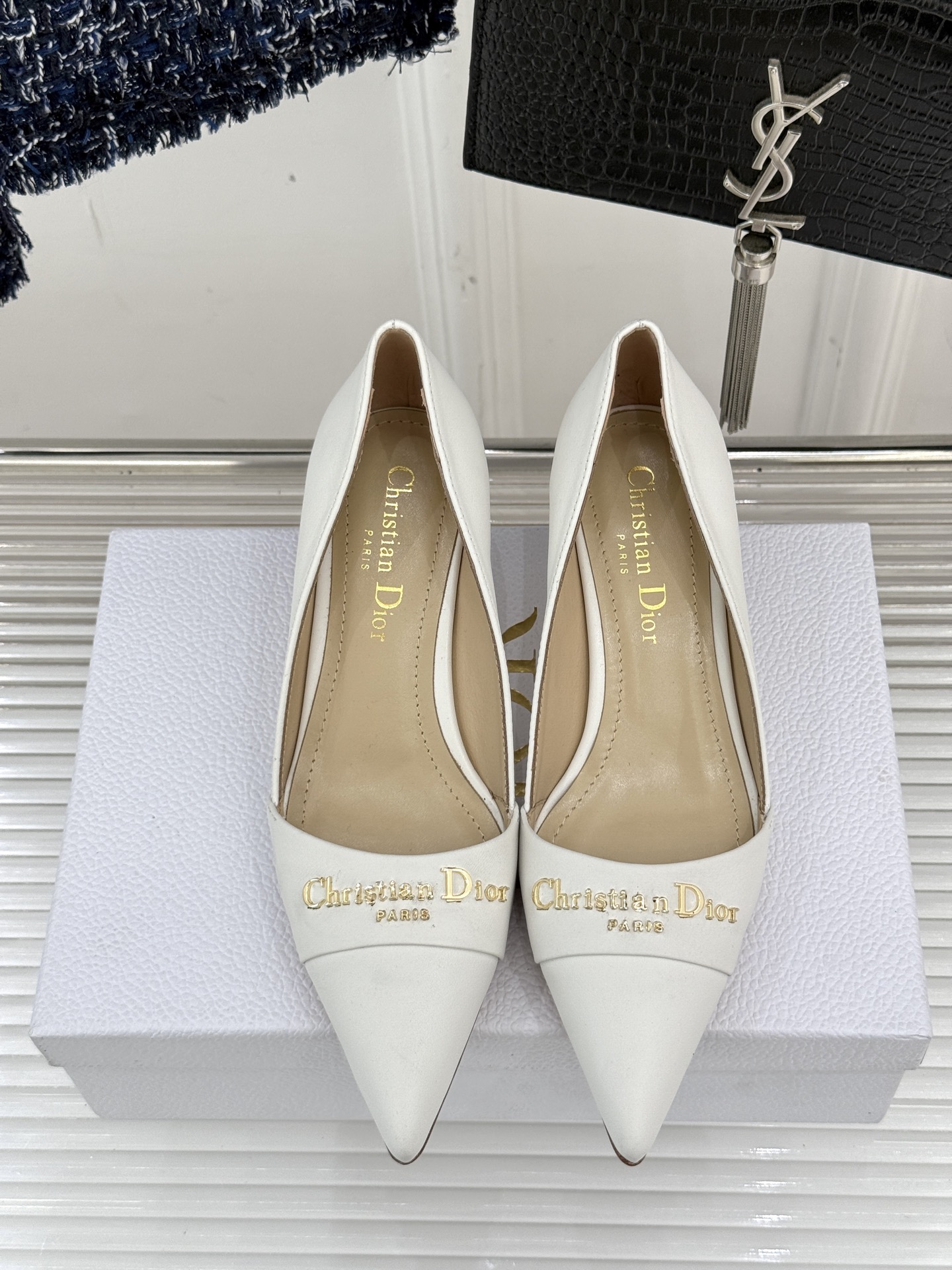 
Dior/迪奥25S新品尖头字母尖头
后跟凉鞋高跟鞋
这季的字母系列真的要狂种草啦~
字母logo设计
