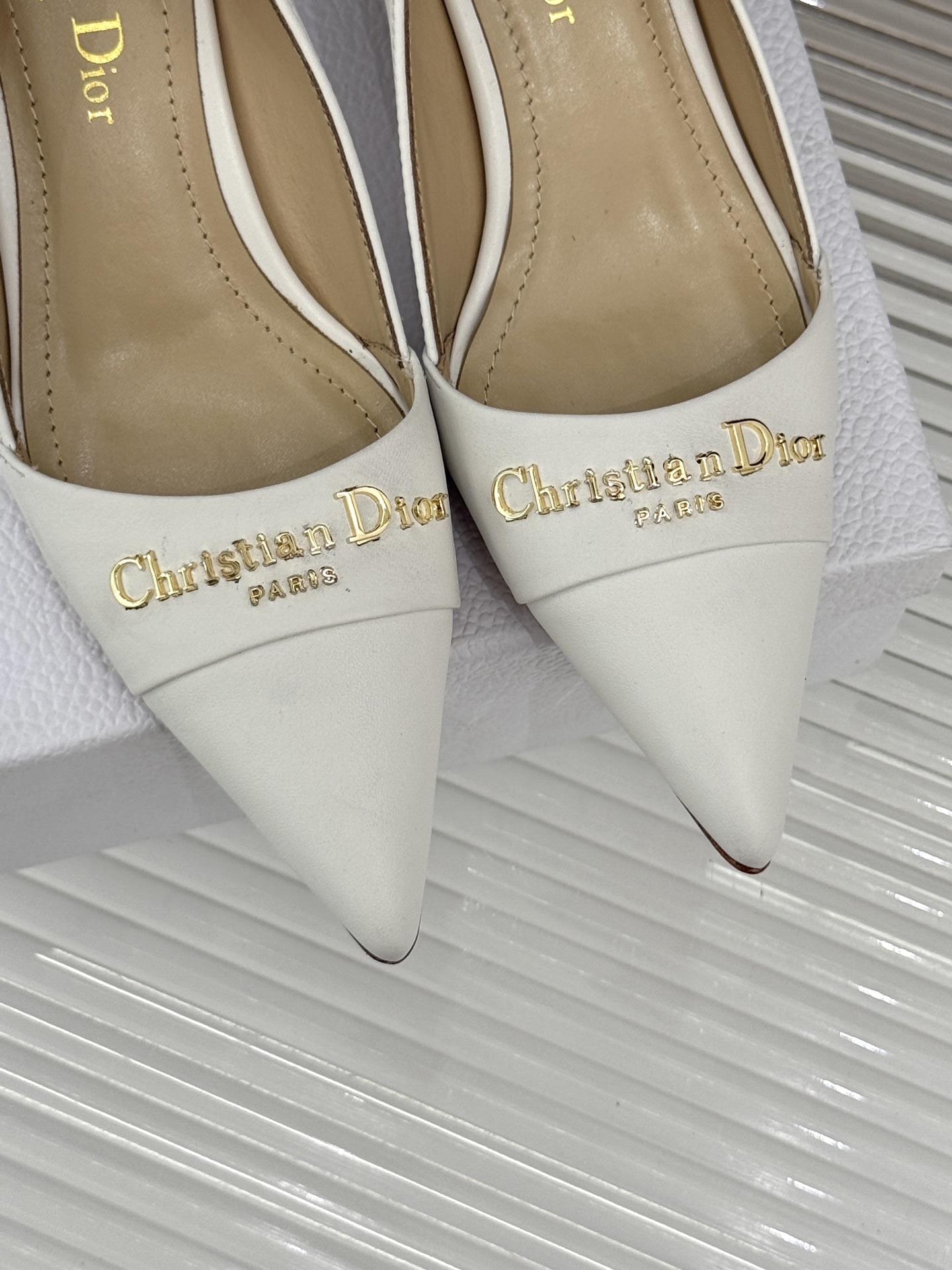 
Dior/迪奥25S新品尖头字母尖头
后跟凉鞋高跟鞋
这季的字母系列真的要狂种草啦~
字母logo设计