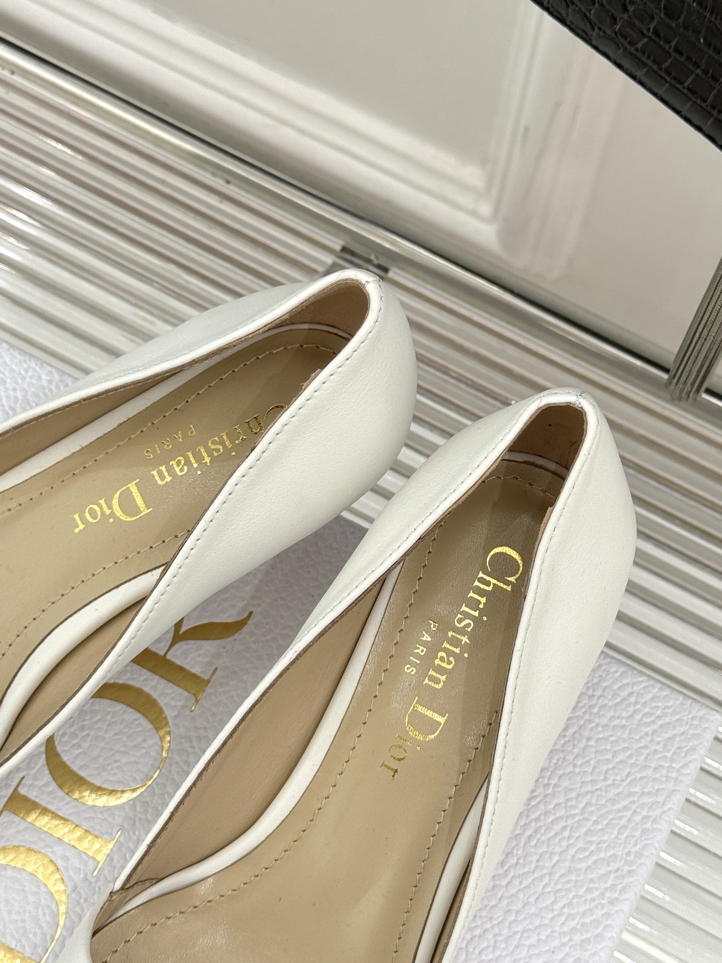 
Dior/迪奥25S新品尖头字母尖头
后跟凉鞋高跟鞋
这季的字母系列真的要狂种草啦~
字母logo设计