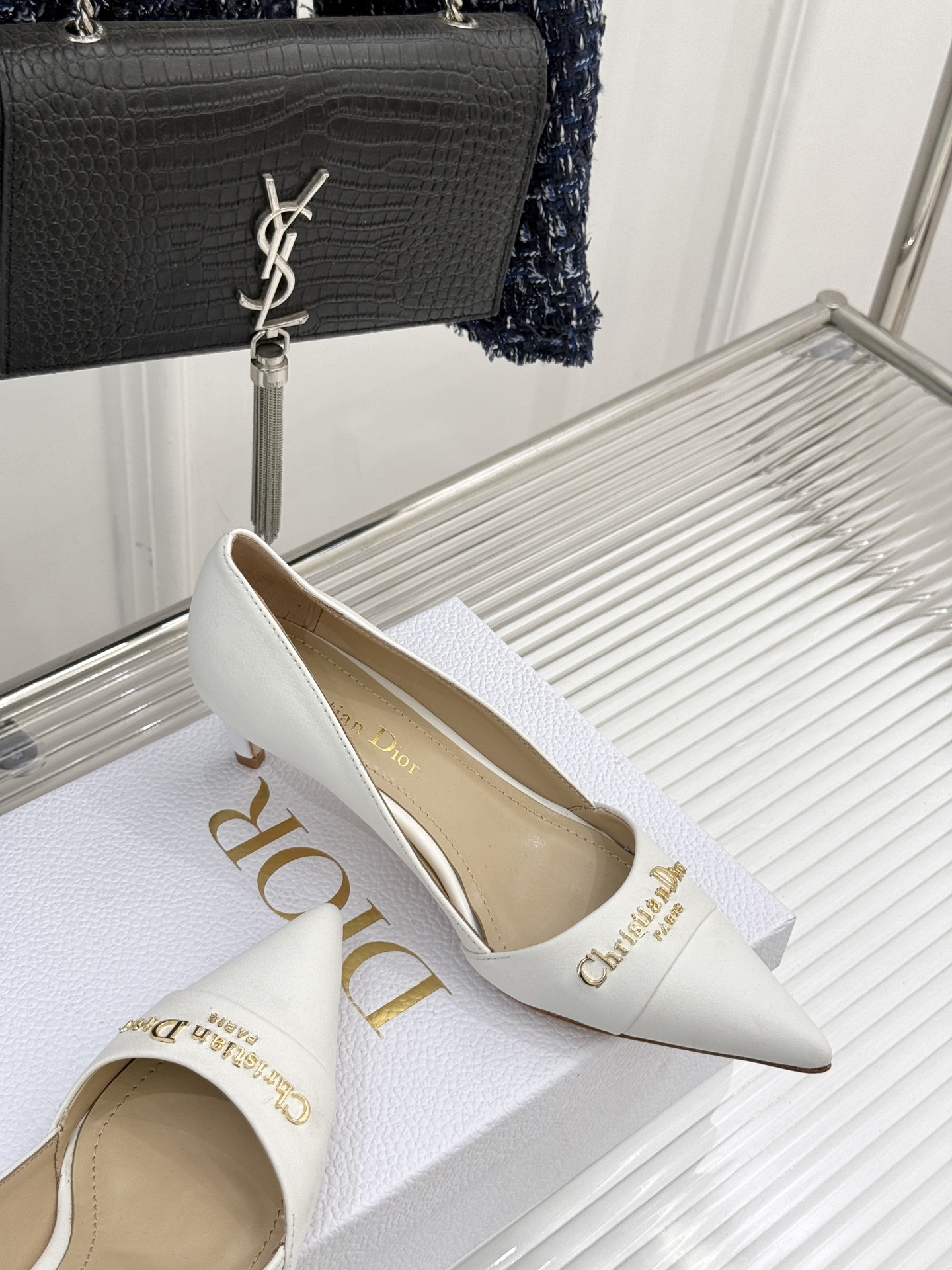
Dior/迪奥25S新品尖头字母尖头
后跟凉鞋高跟鞋
这季的字母系列真的要狂种草啦~
字母logo设计