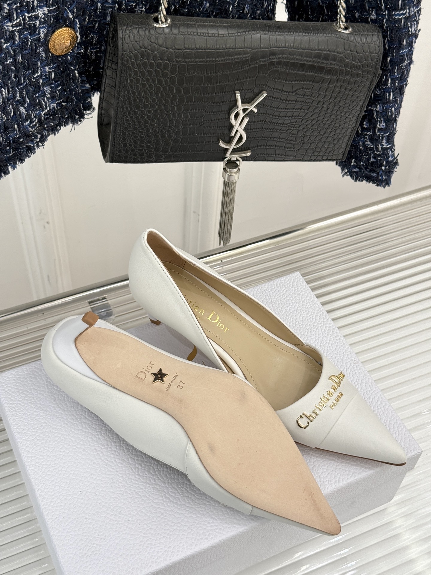 
Dior/迪奥25S新品尖头字母尖头
后跟凉鞋高跟鞋
这季的字母系列真的要狂种草啦~
字母logo设计