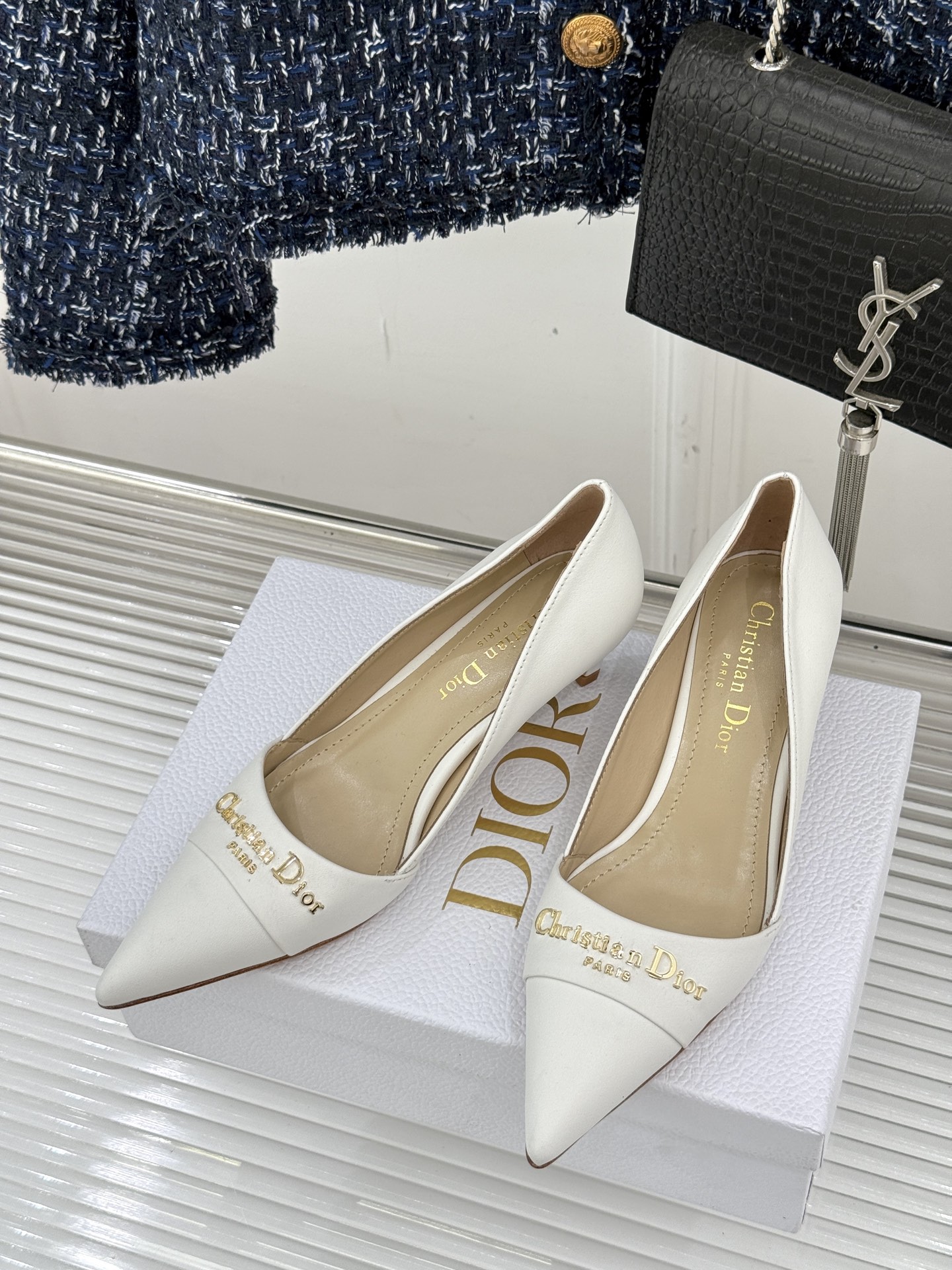 
Dior/迪奥25S新品尖头字母尖头
后跟凉鞋高跟鞋
这季的字母系列真的要狂种草啦~
字母logo设计