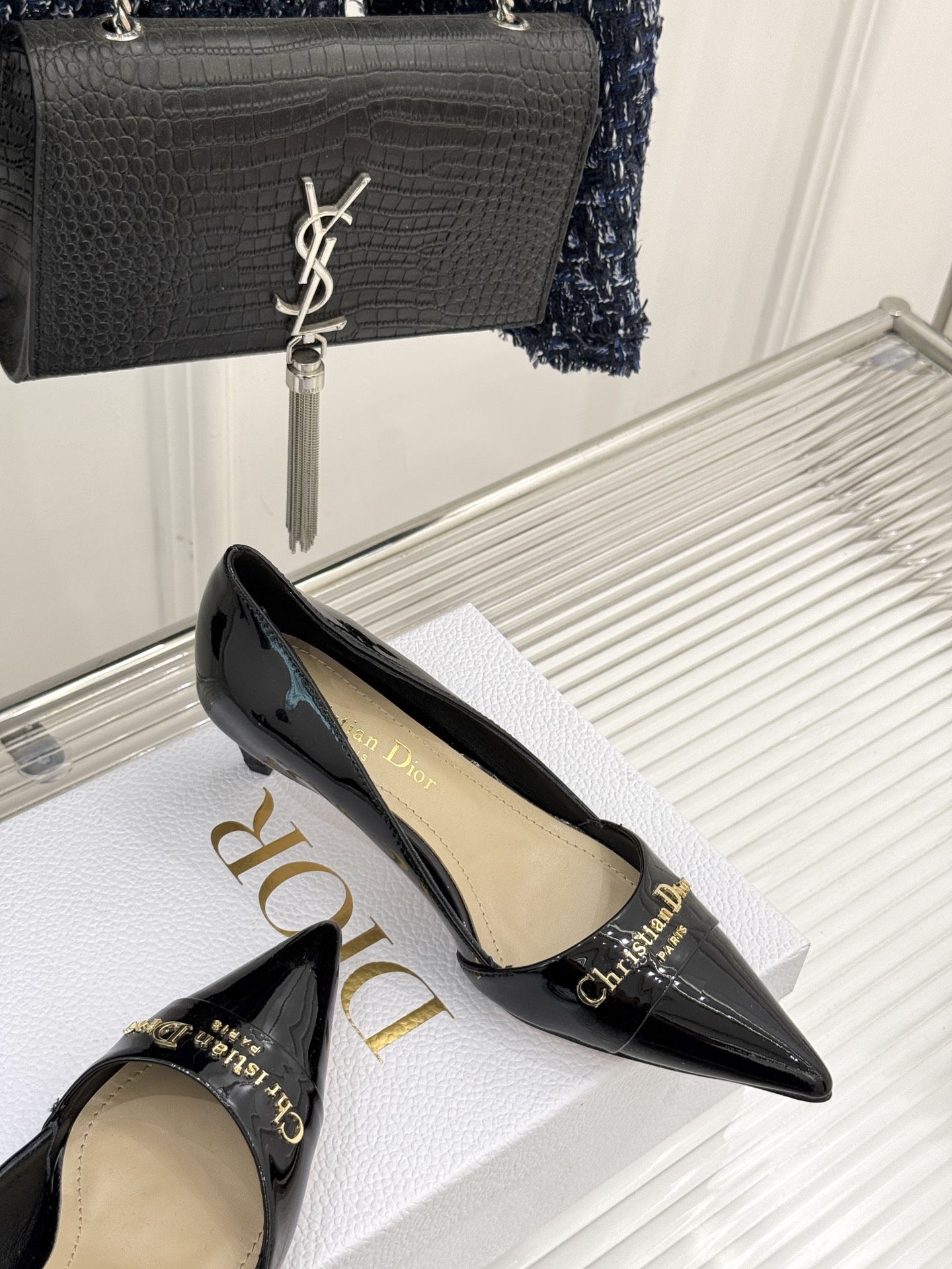 
Dior/迪奥25S新品尖头字母尖头
后跟凉鞋高跟鞋
这季的字母系列真的要狂种草啦~
字母logo设计