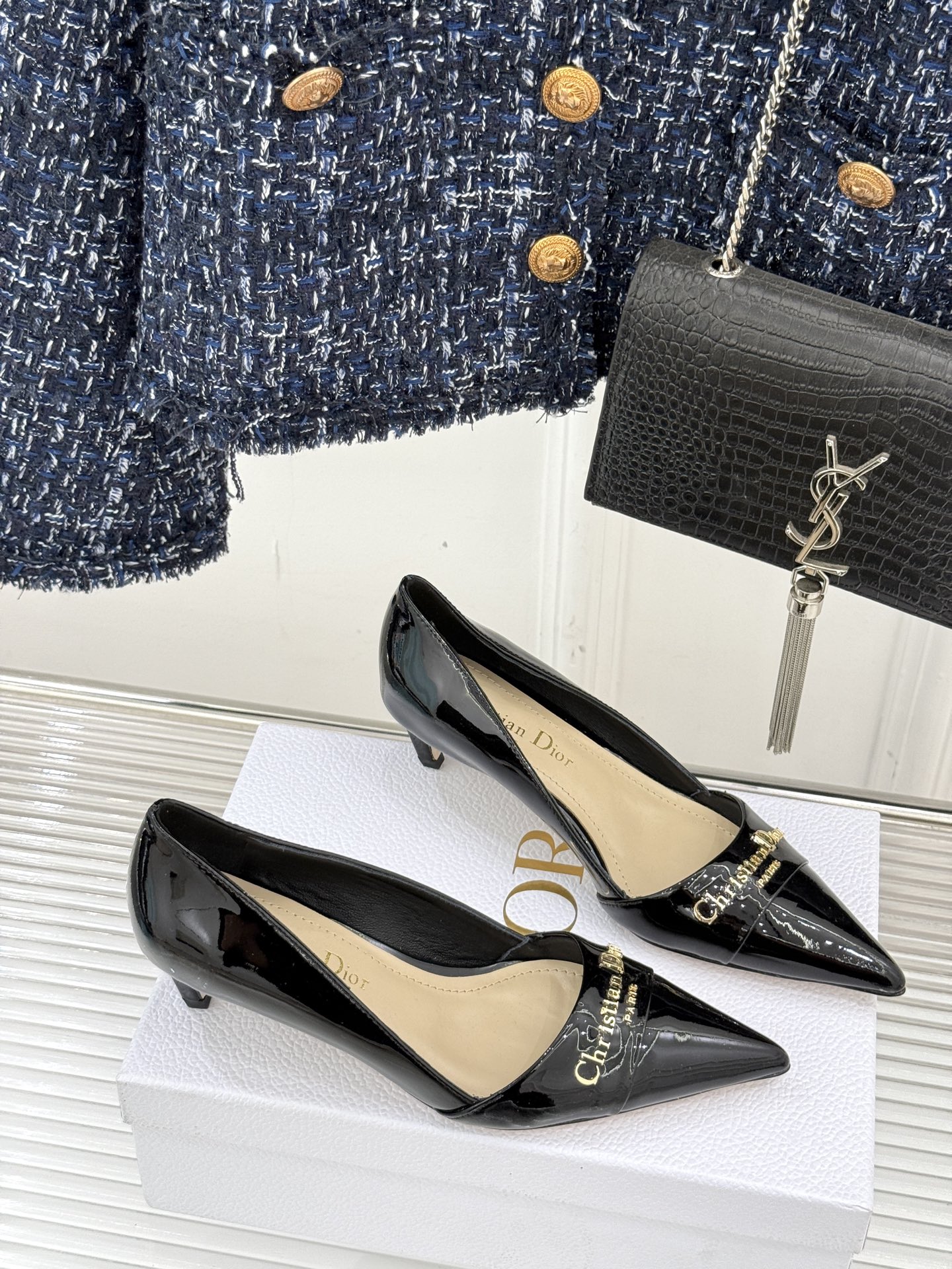 
Dior/迪奥25S新品尖头字母尖头
后跟凉鞋高跟鞋
这季的字母系列真的要狂种草啦~
字母logo设计