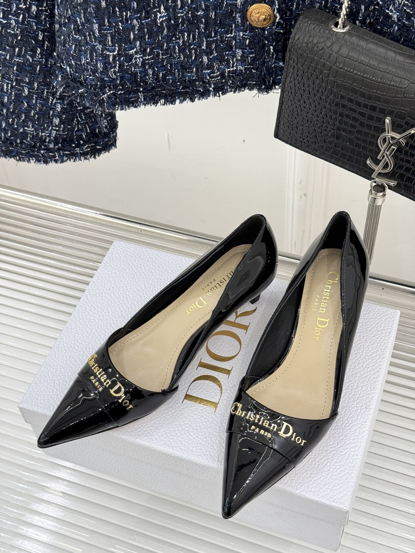 
Dior/迪奥25S新品尖头字母尖头
后跟凉鞋高跟鞋
这季的字母系列真的要狂种草啦~
字母logo设计