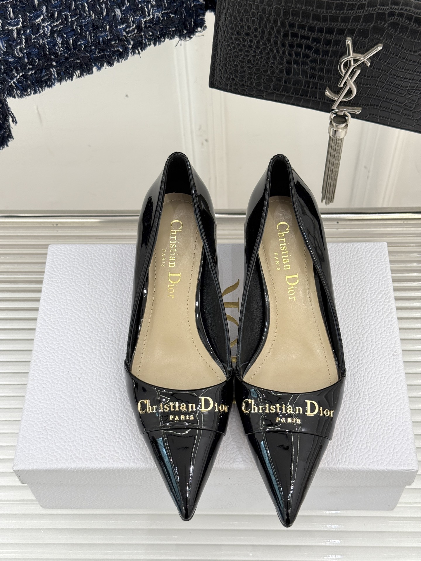 
Dior/迪奥25S新品尖头字母尖头
后跟凉鞋高跟鞋
这季的字母系列真的要狂种草啦~
字母logo设计