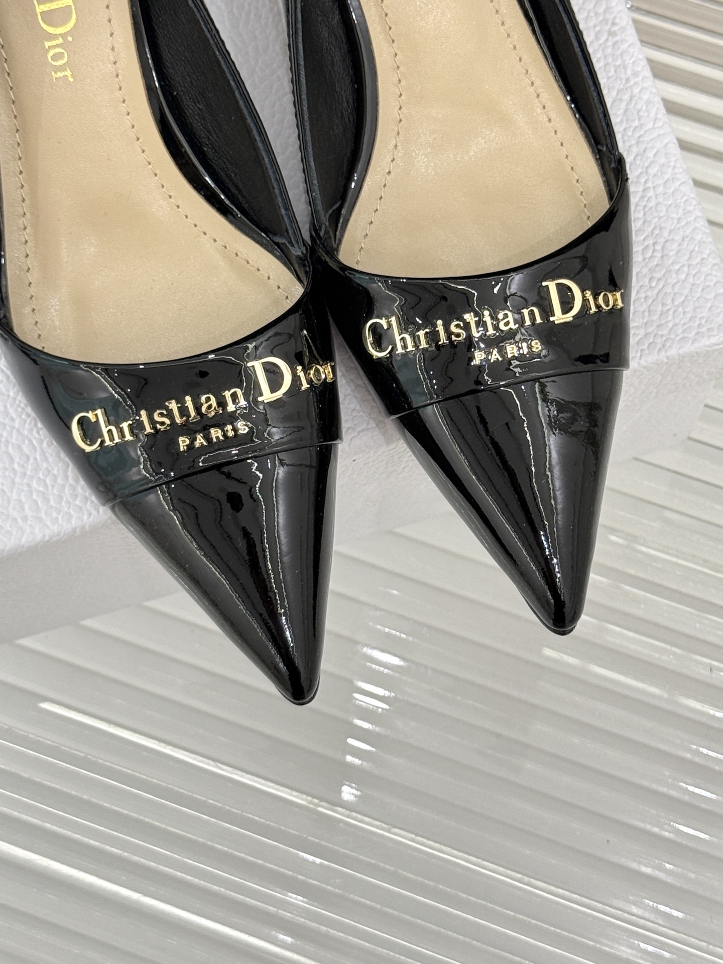 
Dior/迪奥25S新品尖头字母尖头
后跟凉鞋高跟鞋
这季的字母系列真的要狂种草啦~
字母logo设计