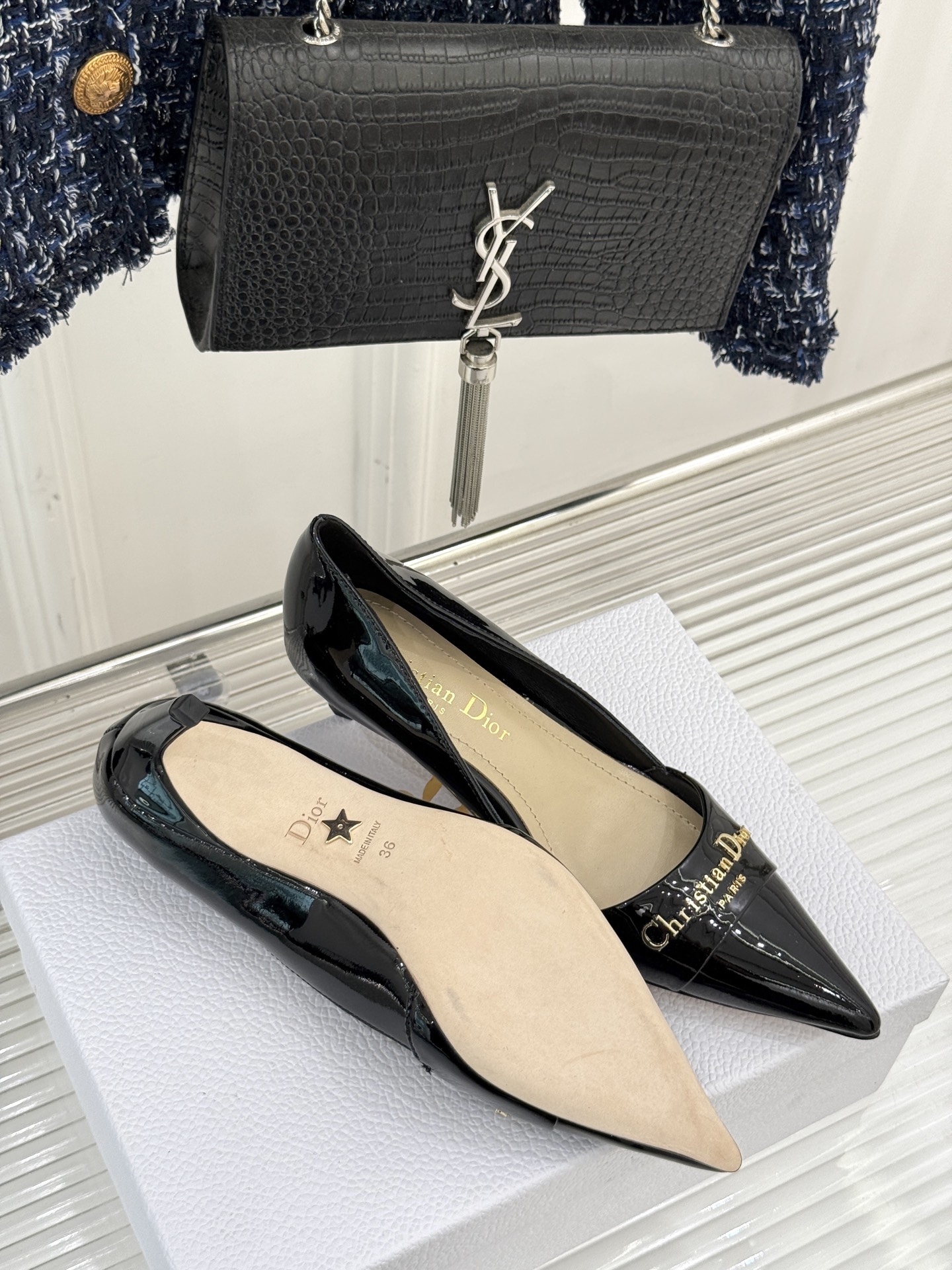
Dior/迪奥25S新品尖头字母尖头
后跟凉鞋高跟鞋
这季的字母系列真的要狂种草啦~
字母logo设计