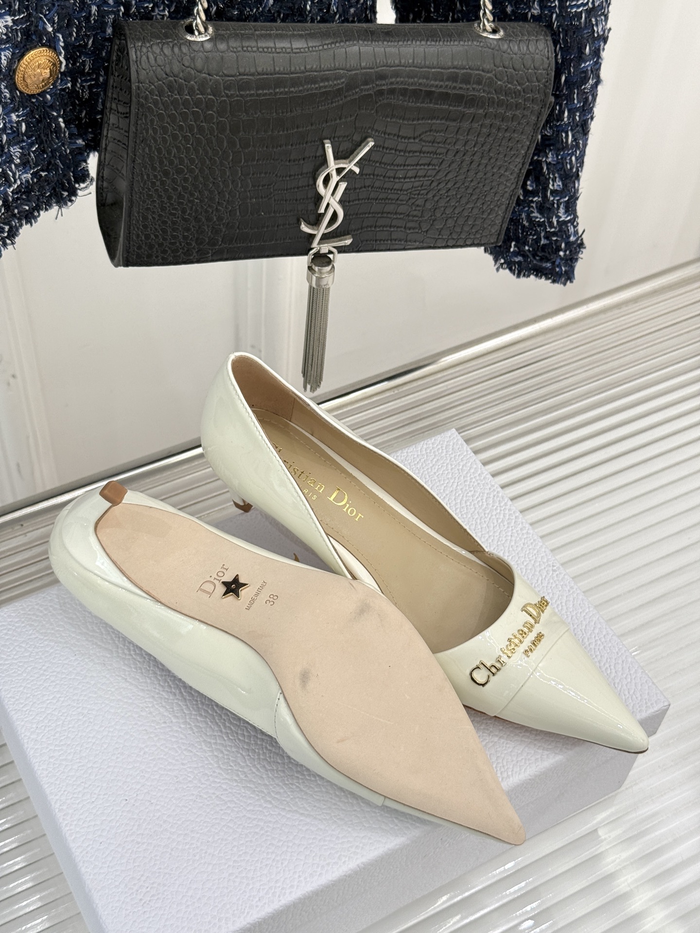 
Dior/迪奥25S新品尖头字母尖头
后跟凉鞋高跟鞋
这季的字母系列真的要狂种草啦~
字母logo设计