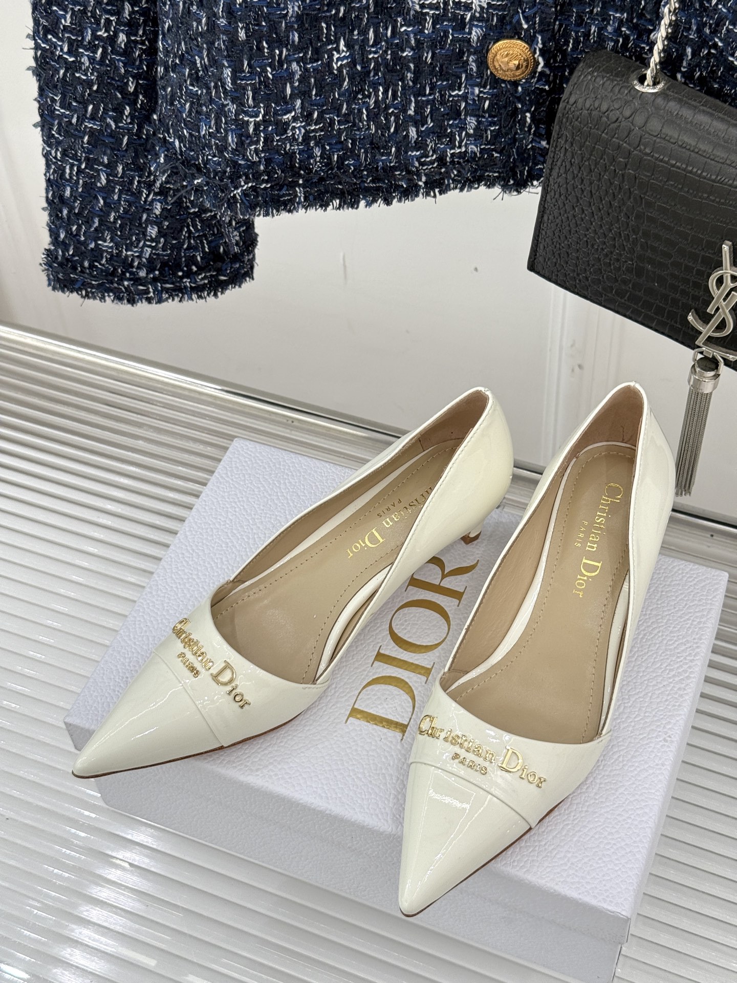 
Dior/迪奥25S新品尖头字母尖头
后跟凉鞋高跟鞋
这季的字母系列真的要狂种草啦~
字母logo设计