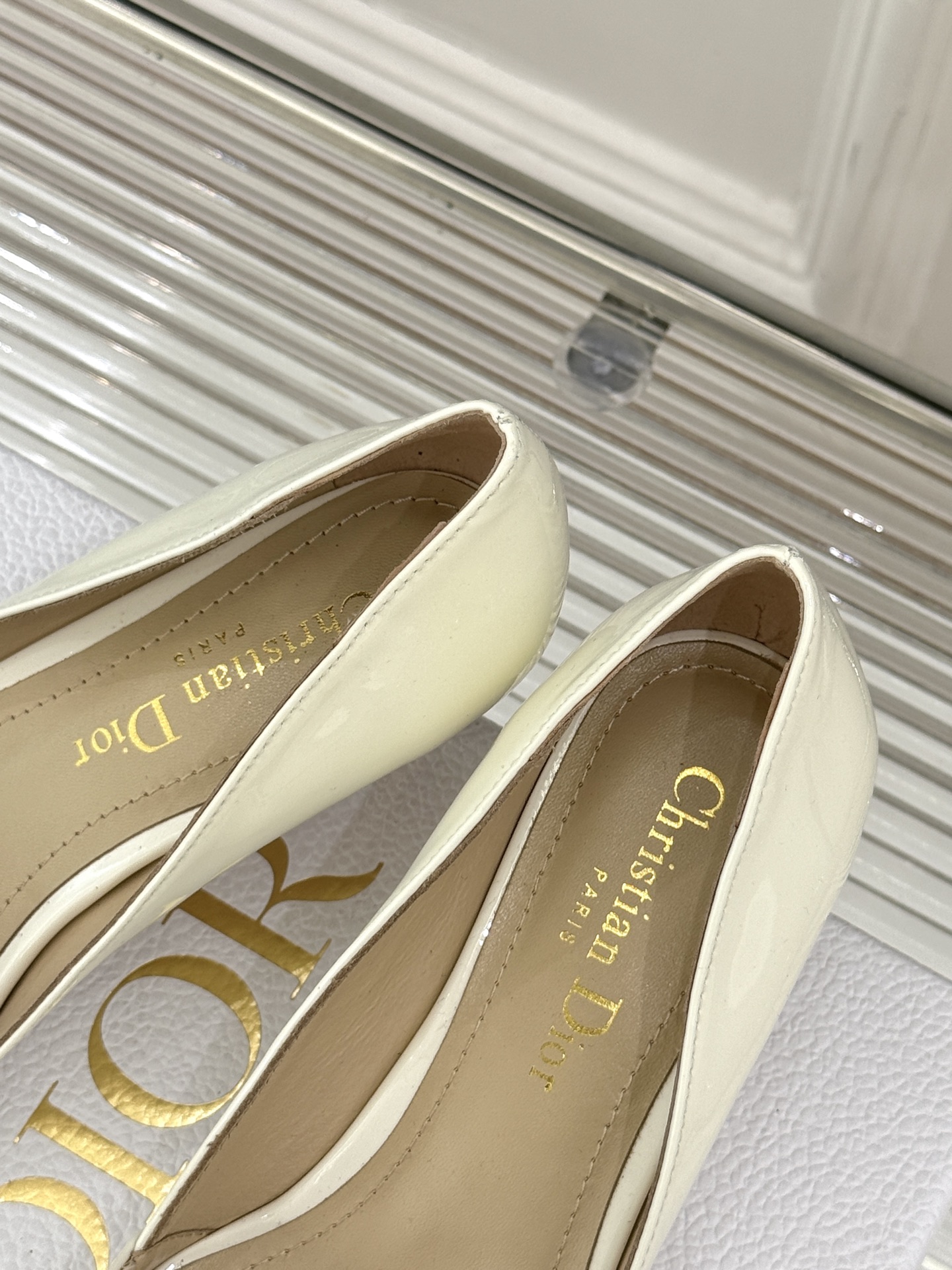
Dior/迪奥25S新品尖头字母尖头
后跟凉鞋高跟鞋
这季的字母系列真的要狂种草啦~
字母logo设计