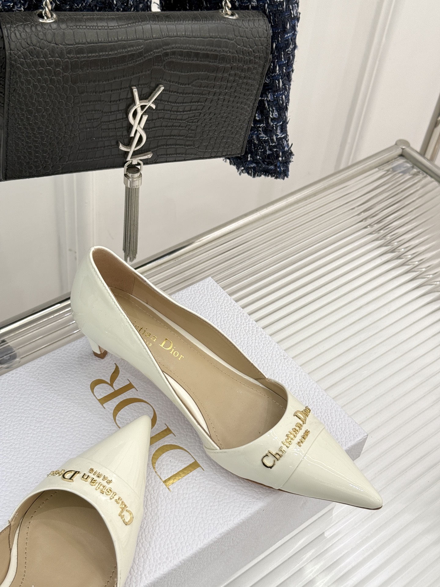 
Dior/迪奥25S新品尖头字母尖头
后跟凉鞋高跟鞋
这季的字母系列真的要狂种草啦~
字母logo设计