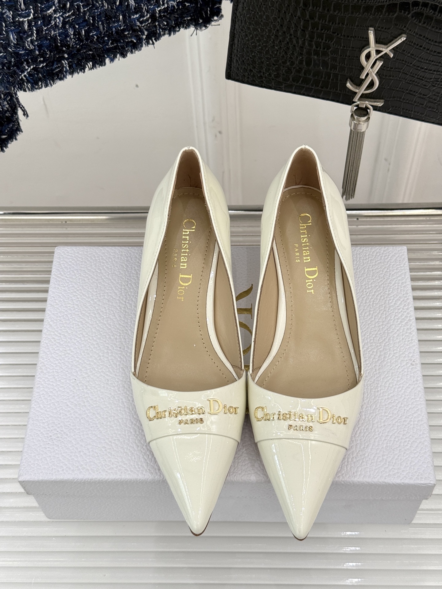 
Dior/迪奥25S新品尖头字母尖头
后跟凉鞋高跟鞋
这季的字母系列真的要狂种草啦~
字母logo设计