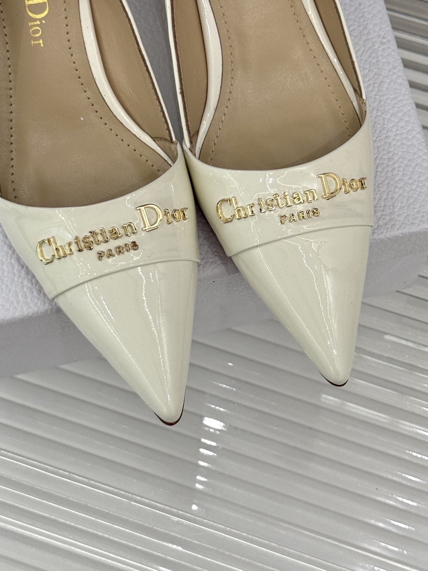 
Dior/迪奥25S新品尖头字母尖头
后跟凉鞋高跟鞋
这季的字母系列真的要狂种草啦~
字母logo设计
