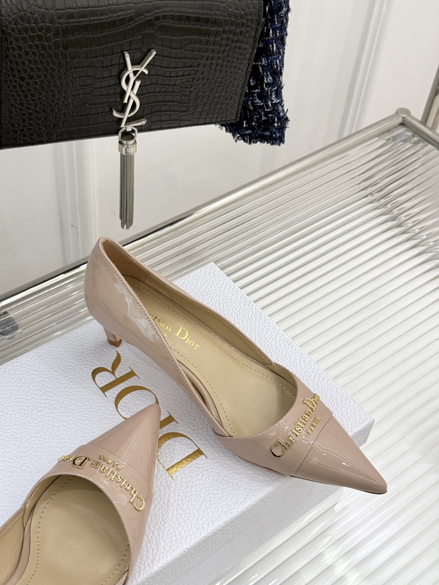 
Dior/迪奥25S新品尖头字母尖头
后跟凉鞋高跟鞋
这季的字母系列真的要狂种草啦~
字母logo设计