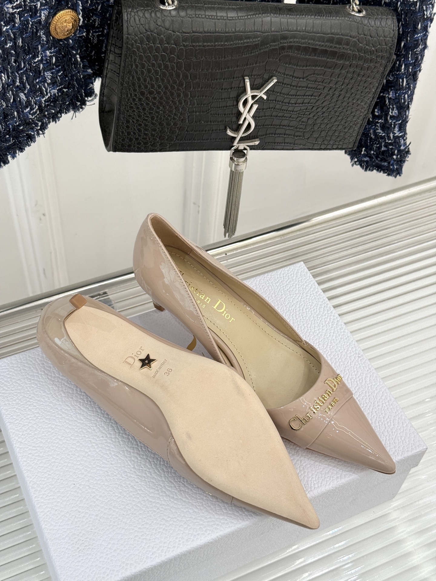 
Dior/迪奥25S新品尖头字母尖头
后跟凉鞋高跟鞋
这季的字母系列真的要狂种草啦~
字母logo设计
