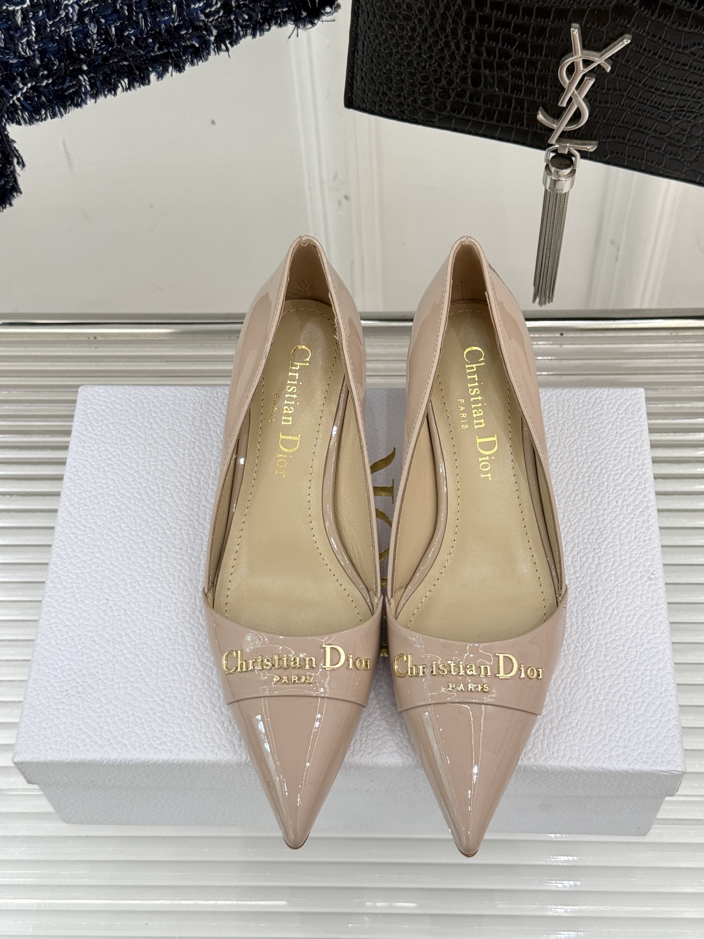 
Dior/迪奥25S新品尖头字母尖头
后跟凉鞋高跟鞋
这季的字母系列真的要狂种草啦~
字母logo设计