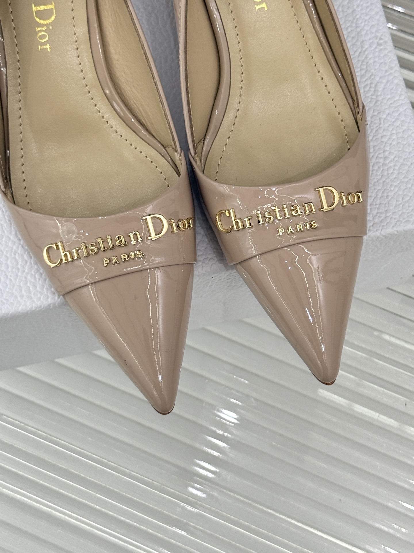 
Dior/迪奥25S新品尖头字母尖头
后跟凉鞋高跟鞋
这季的字母系列真的要狂种草啦~
字母logo设计