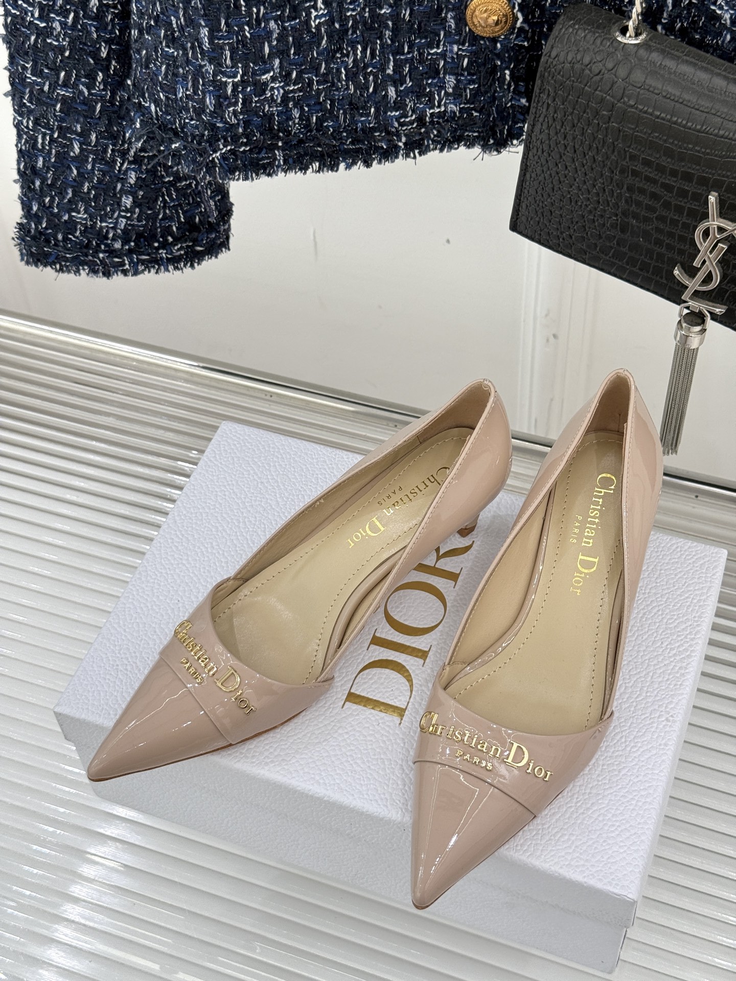
Dior/迪奥25S新品尖头字母尖头
后跟凉鞋高跟鞋
这季的字母系列真的要狂种草啦~
字母logo设计