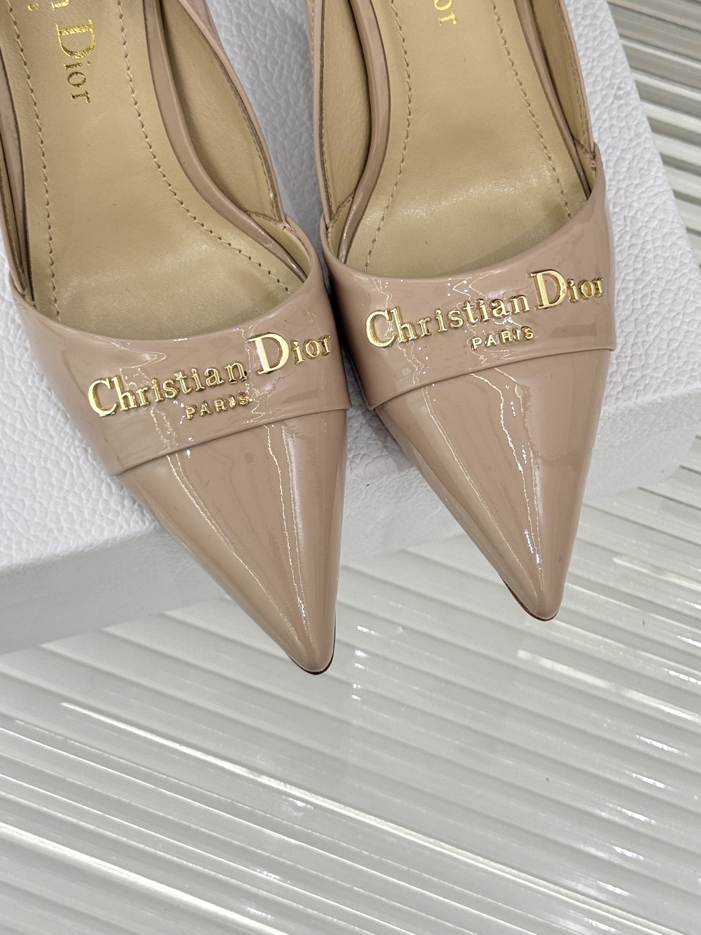 
Dior/迪奥25S新品尖头字母尖头
后跟凉鞋高跟鞋
这季的字母系列真的要狂种草啦~
字母logo设计