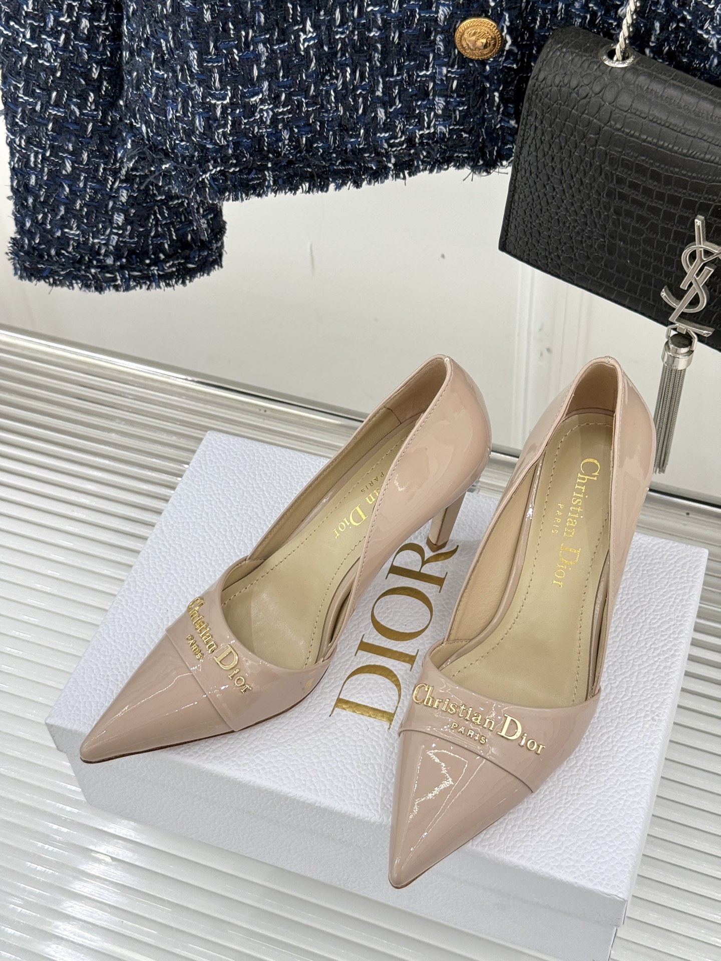 
Dior/迪奥25S新品尖头字母尖头
后跟凉鞋高跟鞋
这季的字母系列真的要狂种草啦~
字母logo设计
