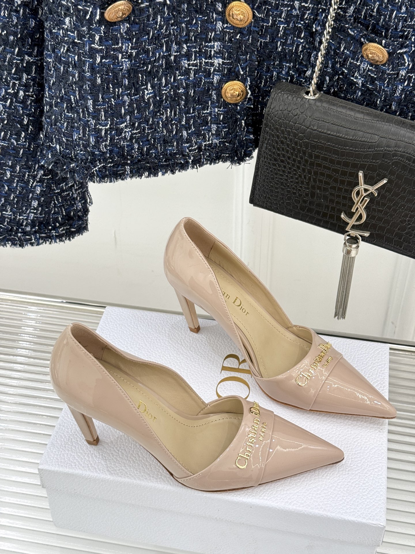 
Dior/迪奥25S新品尖头字母尖头
后跟凉鞋高跟鞋
这季的字母系列真的要狂种草啦~
字母logo设计