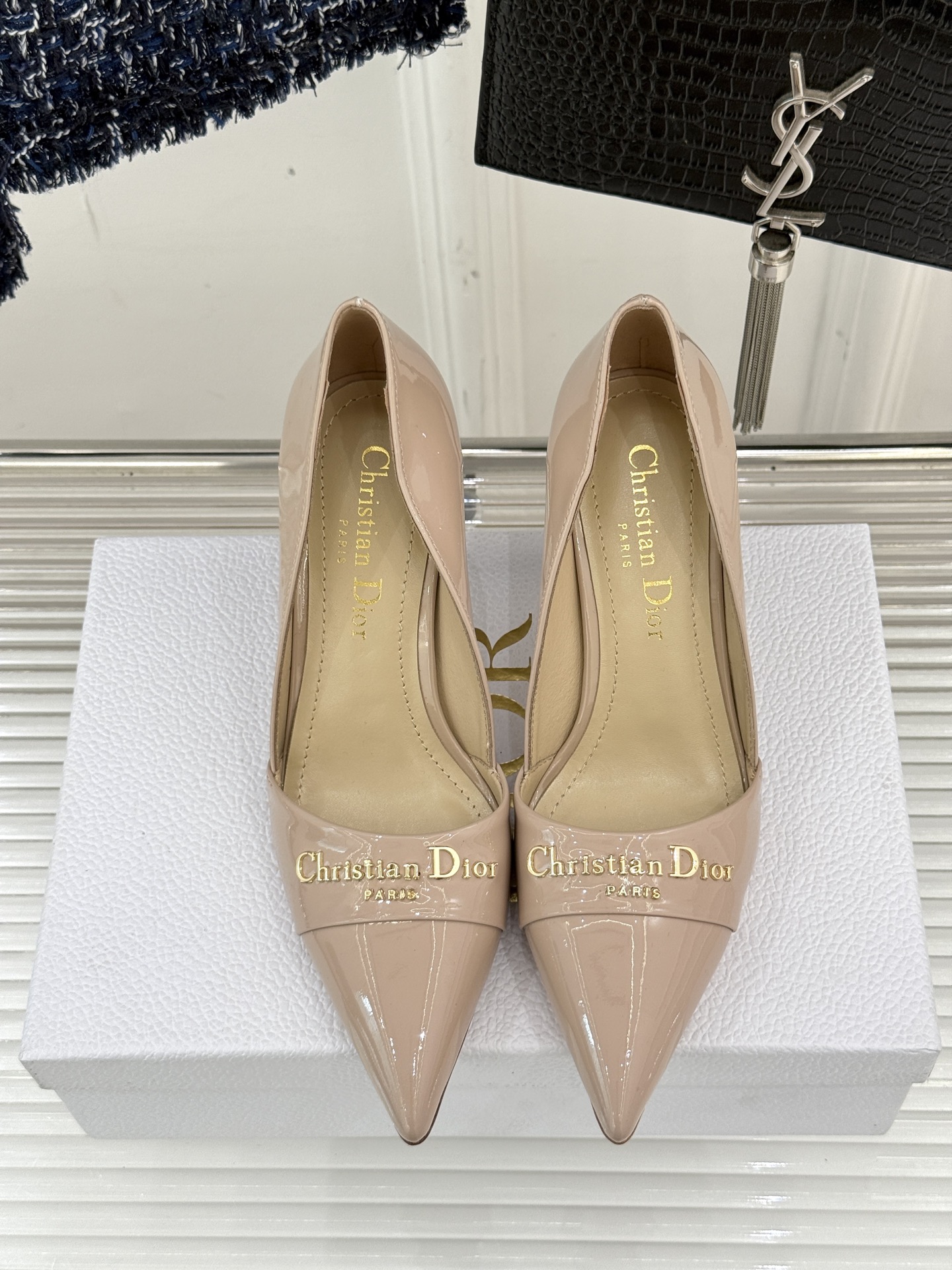 
Dior/迪奥25S新品尖头字母尖头
后跟凉鞋高跟鞋
这季的字母系列真的要狂种草啦~
字母logo设计