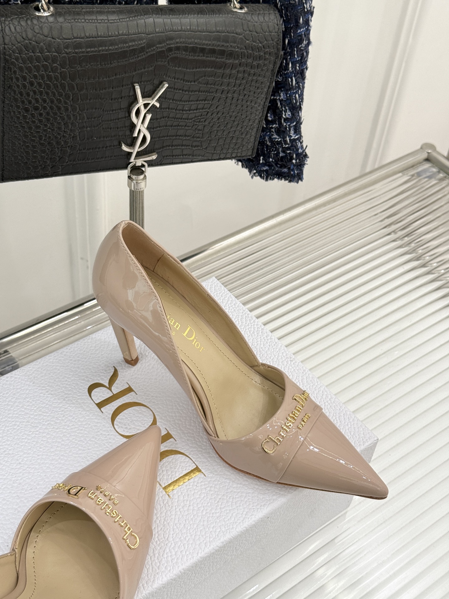 
Dior/迪奥25S新品尖头字母尖头
后跟凉鞋高跟鞋
这季的字母系列真的要狂种草啦~
字母logo设计