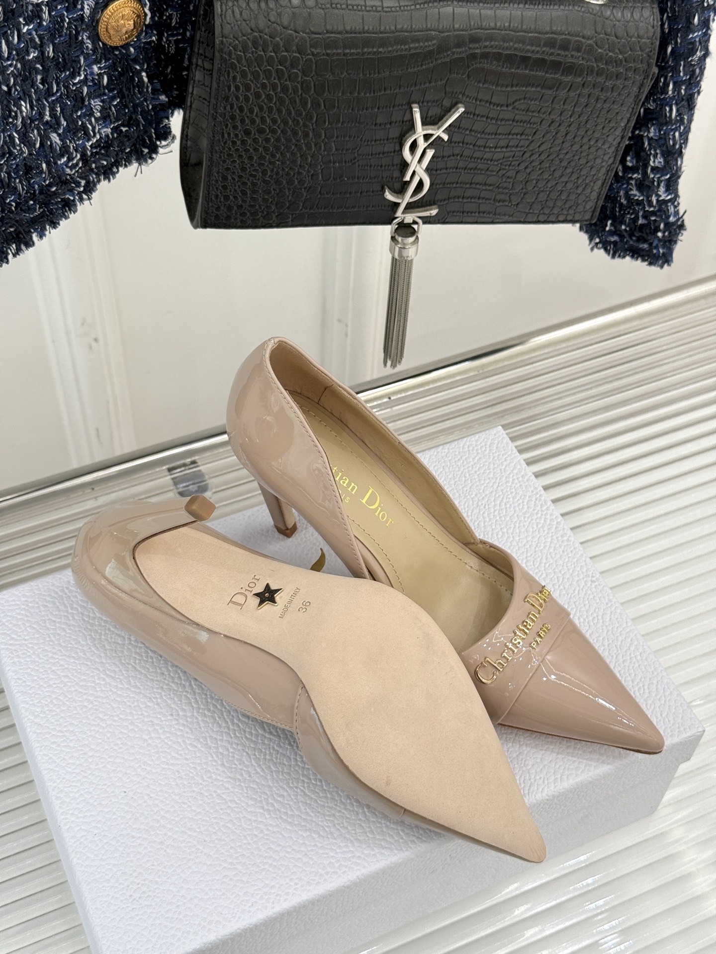 
Dior/迪奥25S新品尖头字母尖头
后跟凉鞋高跟鞋
这季的字母系列真的要狂种草啦~
字母logo设计