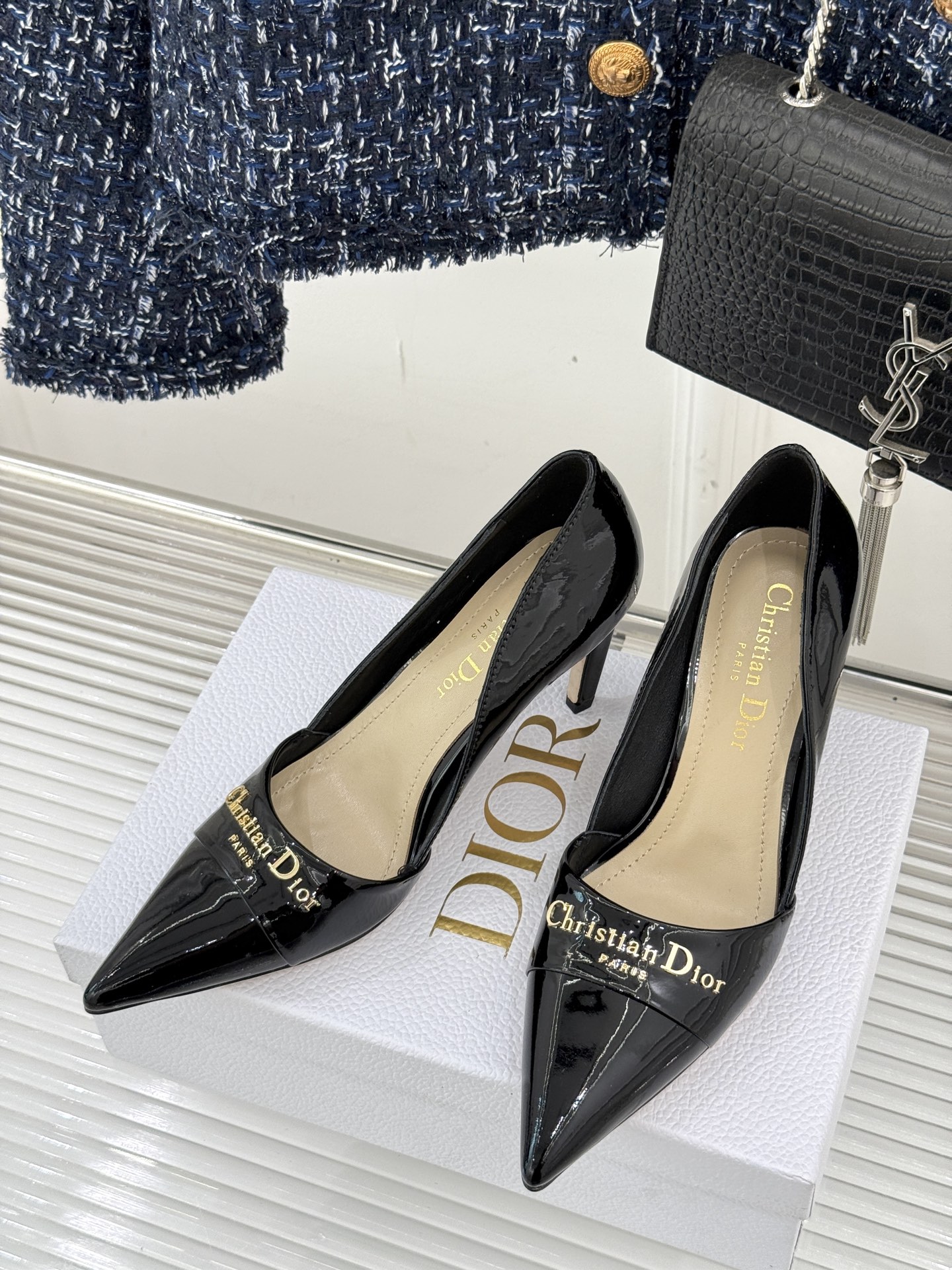 
Dior/迪奥25S新品尖头字母尖头
后跟凉鞋高跟鞋
这季的字母系列真的要狂种草啦~
字母logo设计