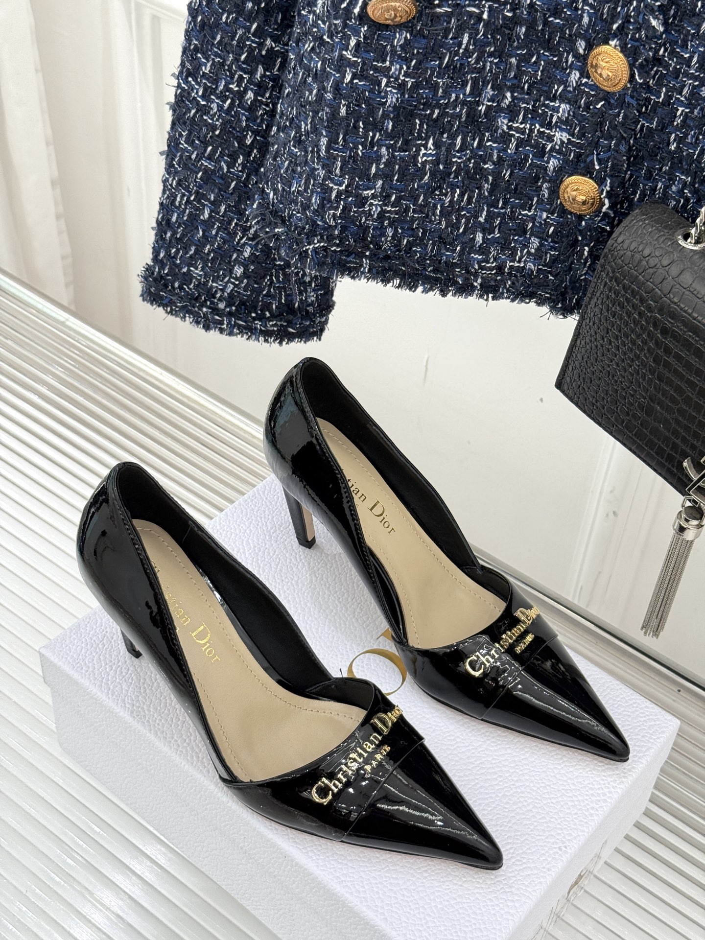 
Dior/迪奥25S新品尖头字母尖头
后跟凉鞋高跟鞋
这季的字母系列真的要狂种草啦~
字母logo设计