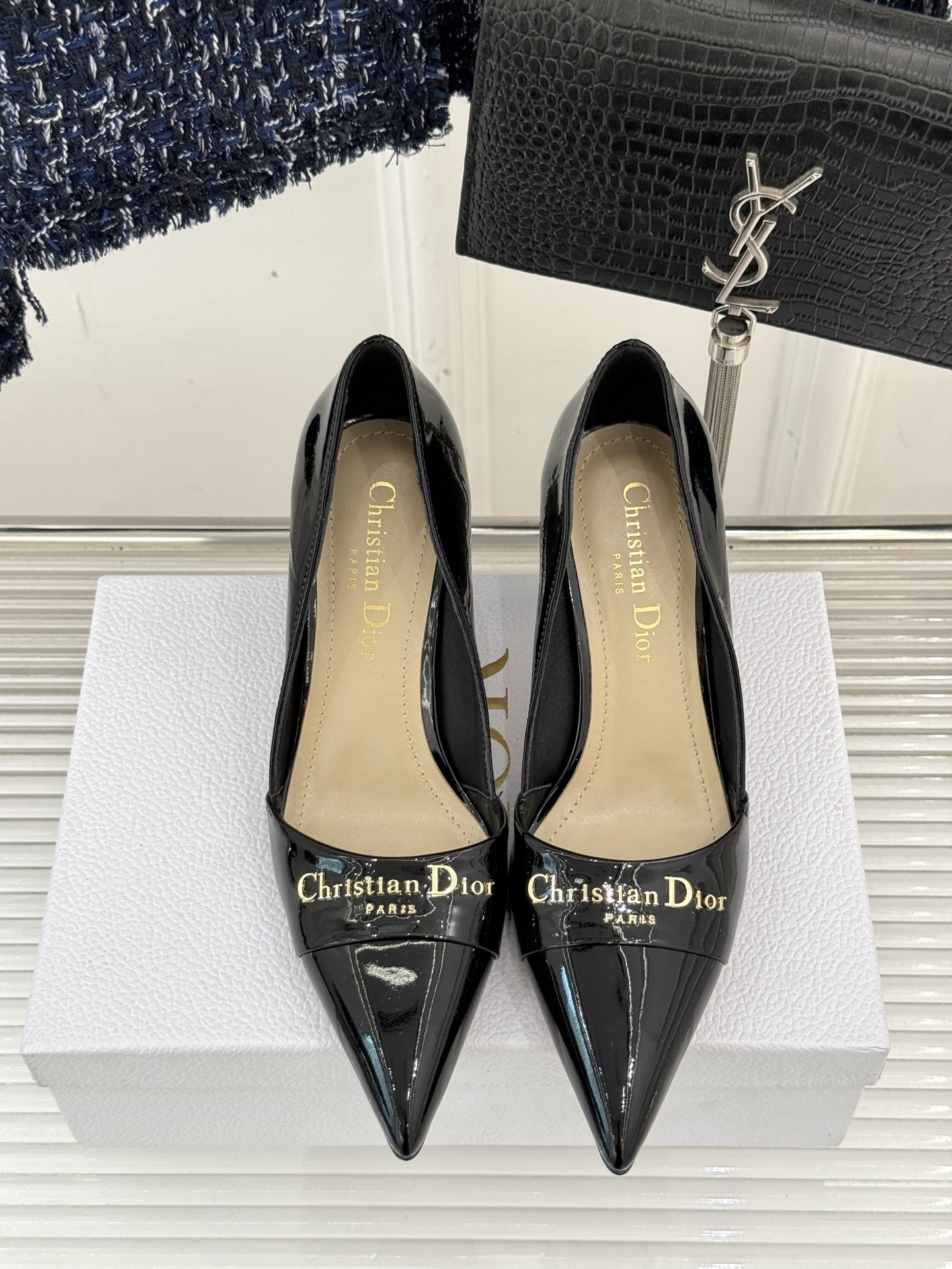 
Dior/迪奥25S新品尖头字母尖头
后跟凉鞋高跟鞋
这季的字母系列真的要狂种草啦~
字母logo设计