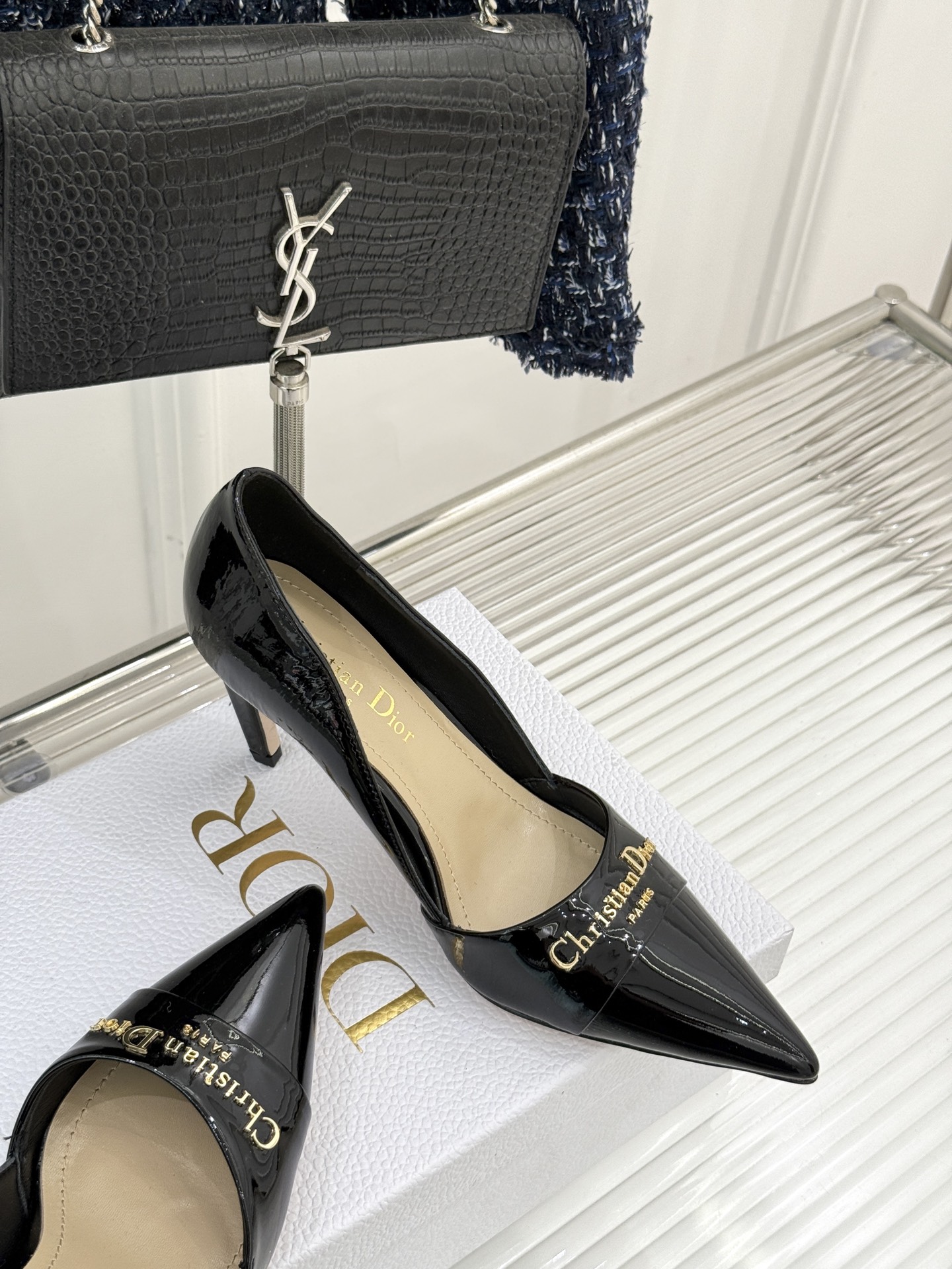 
Dior/迪奥25S新品尖头字母尖头
后跟凉鞋高跟鞋
这季的字母系列真的要狂种草啦~
字母logo设计