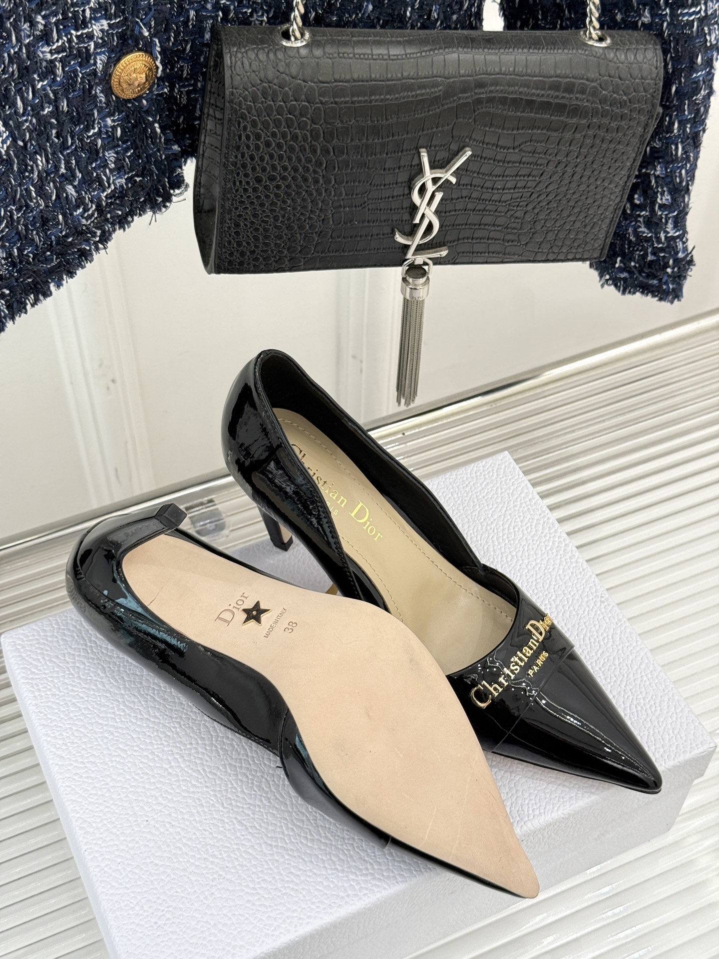
Dior/迪奥25S新品尖头字母尖头
后跟凉鞋高跟鞋
这季的字母系列真的要狂种草啦~
字母logo设计