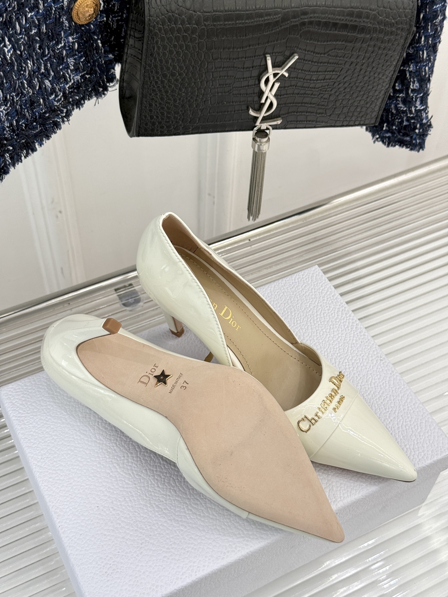 
Dior/迪奥25S新品尖头字母尖头
后跟凉鞋高跟鞋
这季的字母系列真的要狂种草啦~
字母logo设计