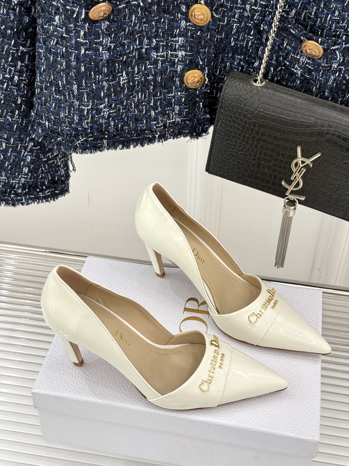
Dior/迪奥25S新品尖头字母尖头
后跟凉鞋高跟鞋
这季的字母系列真的要狂种草啦~
字母logo设计