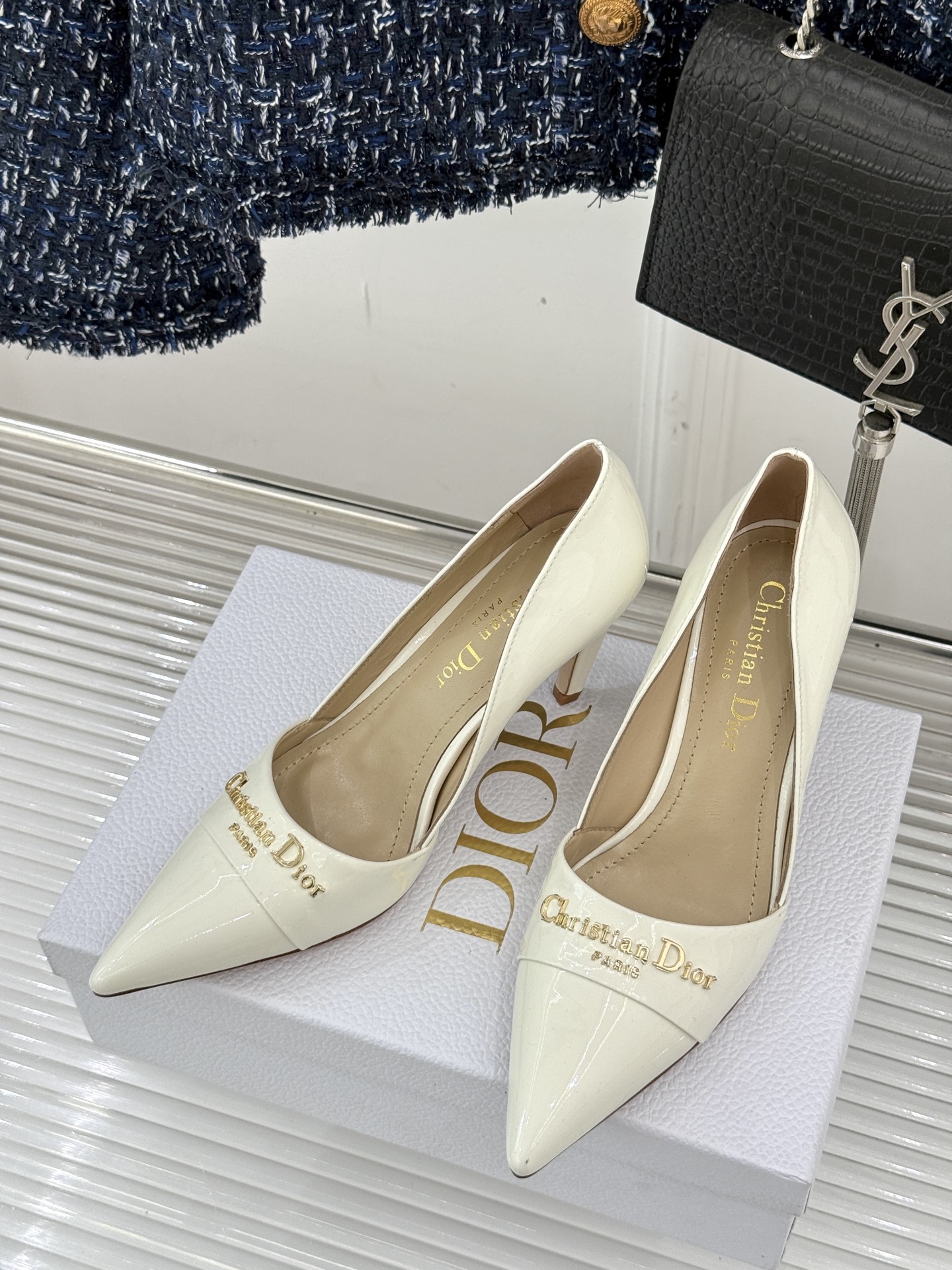
Dior/迪奥25S新品尖头字母尖头
后跟凉鞋高跟鞋
这季的字母系列真的要狂种草啦~
字母logo设计