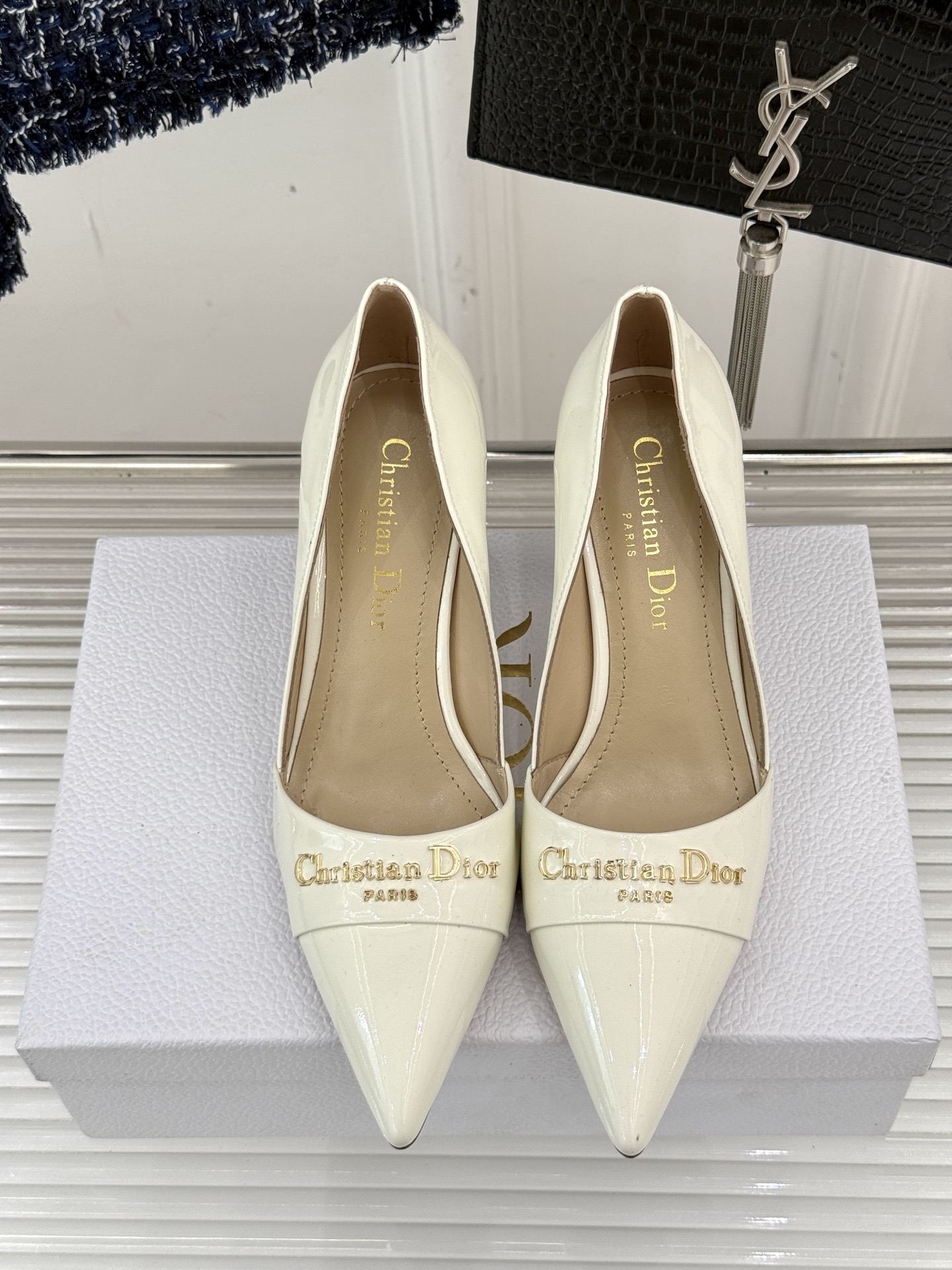 
Dior/迪奥25S新品尖头字母尖头
后跟凉鞋高跟鞋
这季的字母系列真的要狂种草啦~
字母logo设计