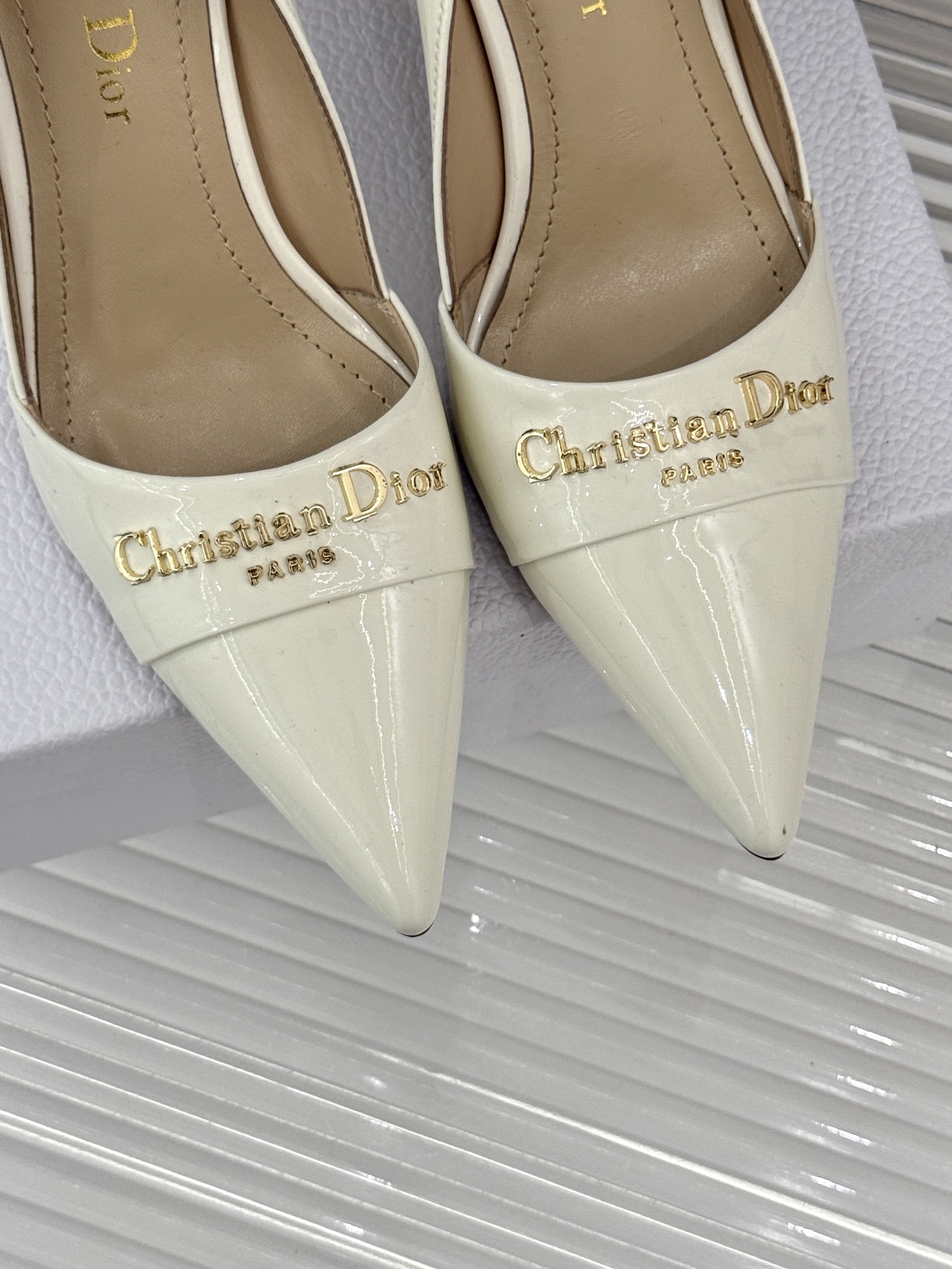 
Dior/迪奥25S新品尖头字母尖头
后跟凉鞋高跟鞋
这季的字母系列真的要狂种草啦~
字母logo设计