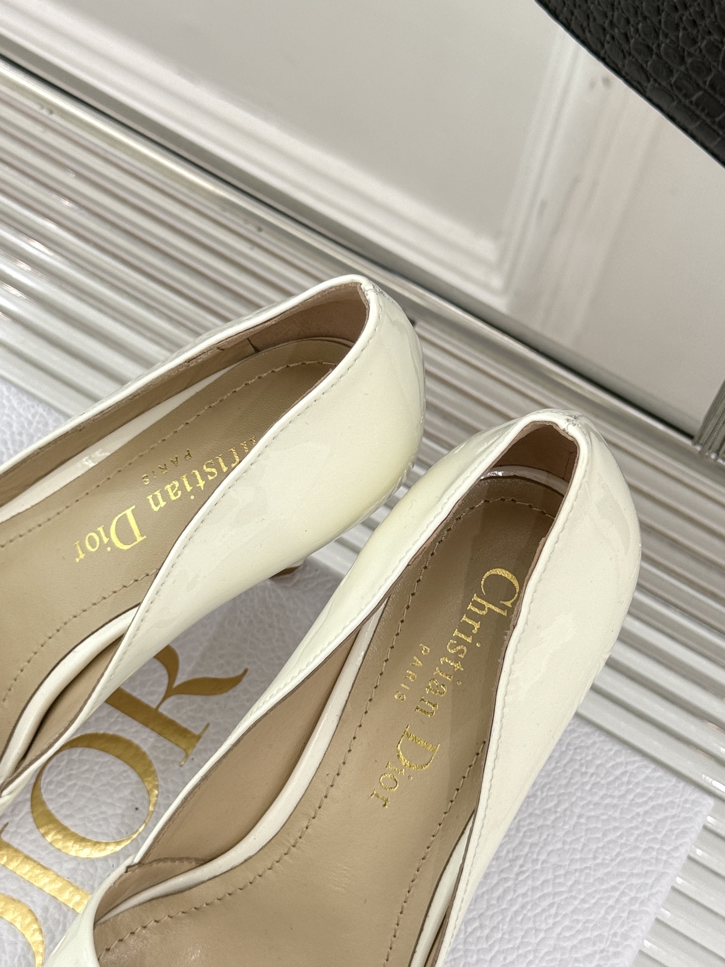 
Dior/迪奥25S新品尖头字母尖头
后跟凉鞋高跟鞋
这季的字母系列真的要狂种草啦~
字母logo设计