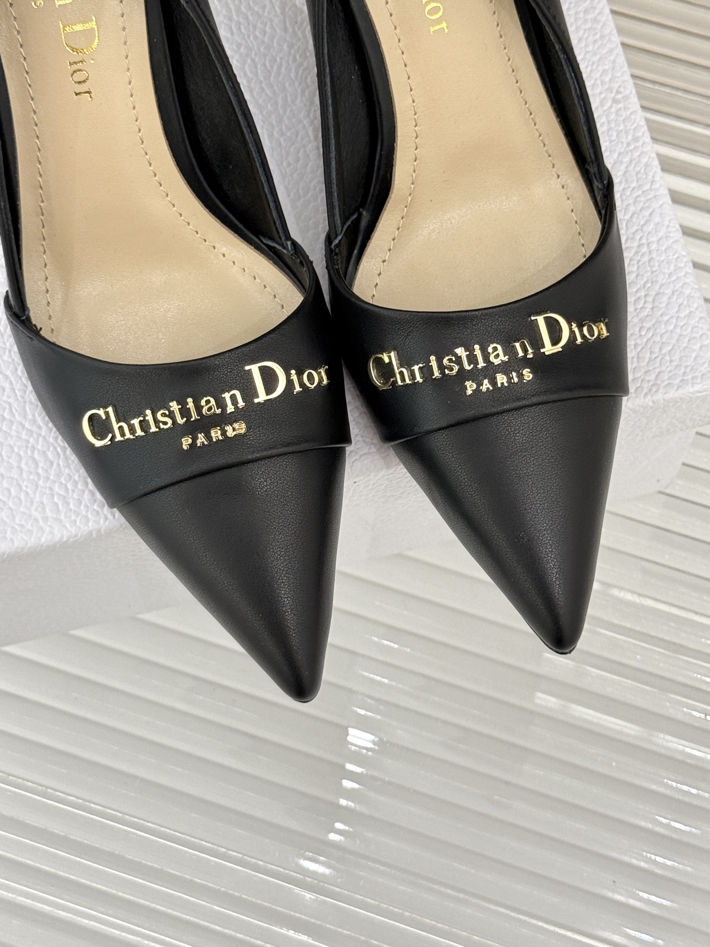 
Dior/迪奥25S新品尖头字母尖头
后跟凉鞋高跟鞋
这季的字母系列真的要狂种草啦~
字母logo设计