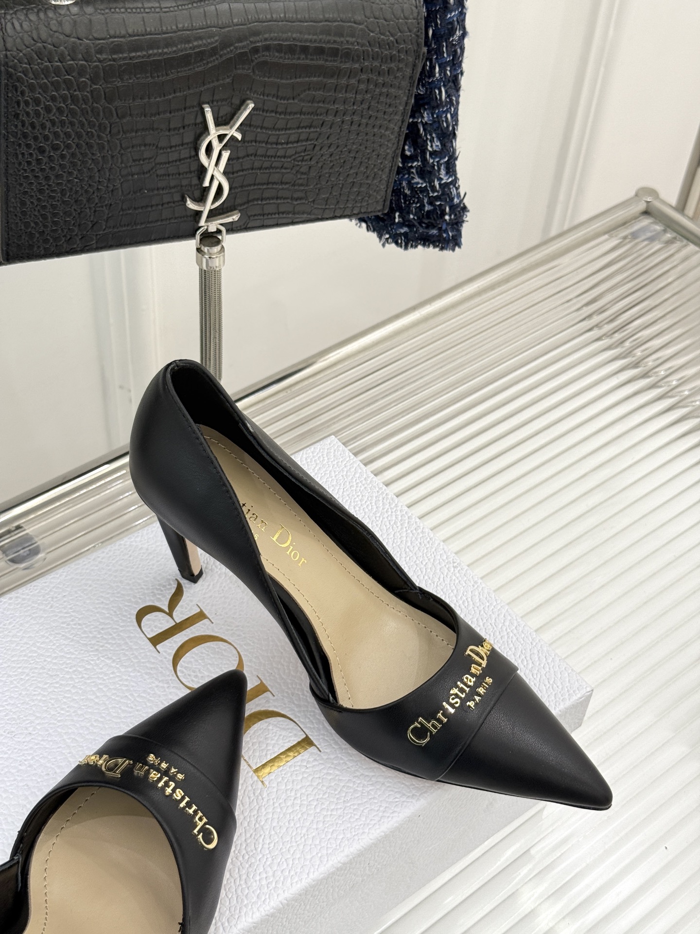 
Dior/迪奥25S新品尖头字母尖头
后跟凉鞋高跟鞋
这季的字母系列真的要狂种草啦~
字母logo设计
