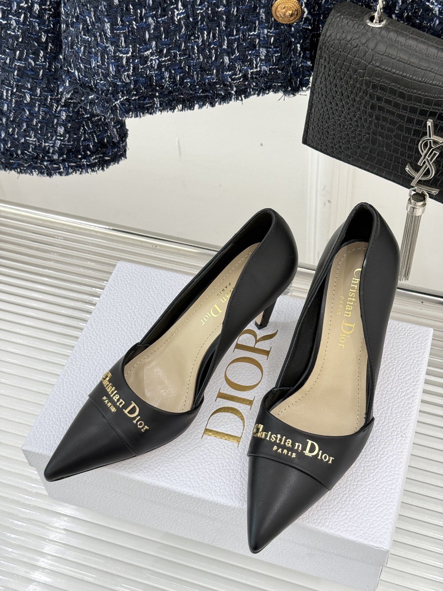 
Dior/迪奥25S新品尖头字母尖头
后跟凉鞋高跟鞋
这季的字母系列真的要狂种草啦~
字母logo设计