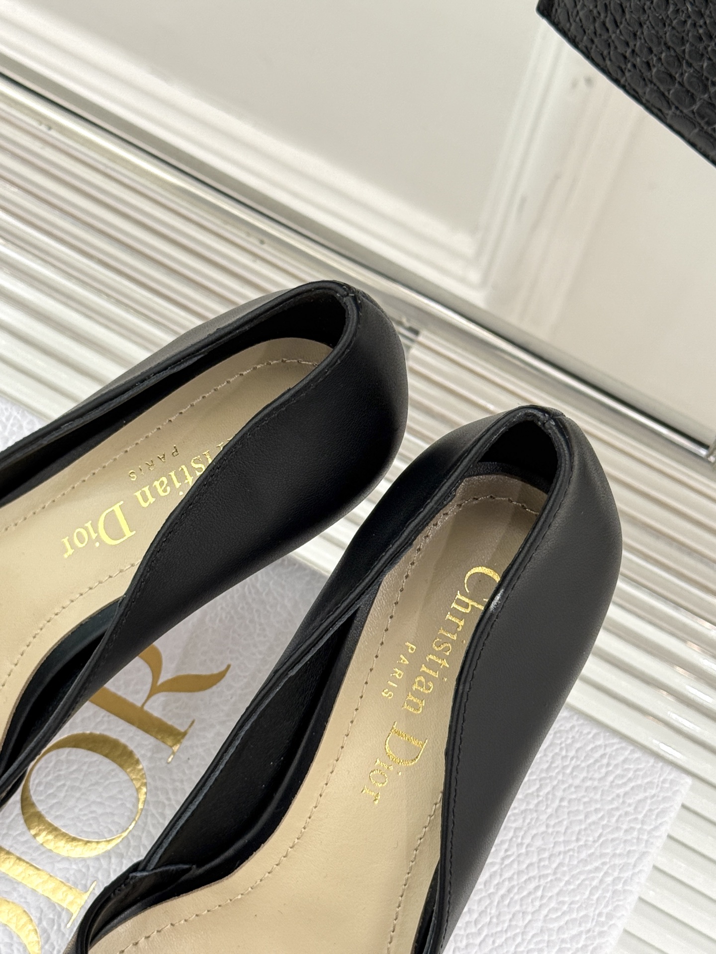 
Dior/迪奥25S新品尖头字母尖头
后跟凉鞋高跟鞋
这季的字母系列真的要狂种草啦~
字母logo设计