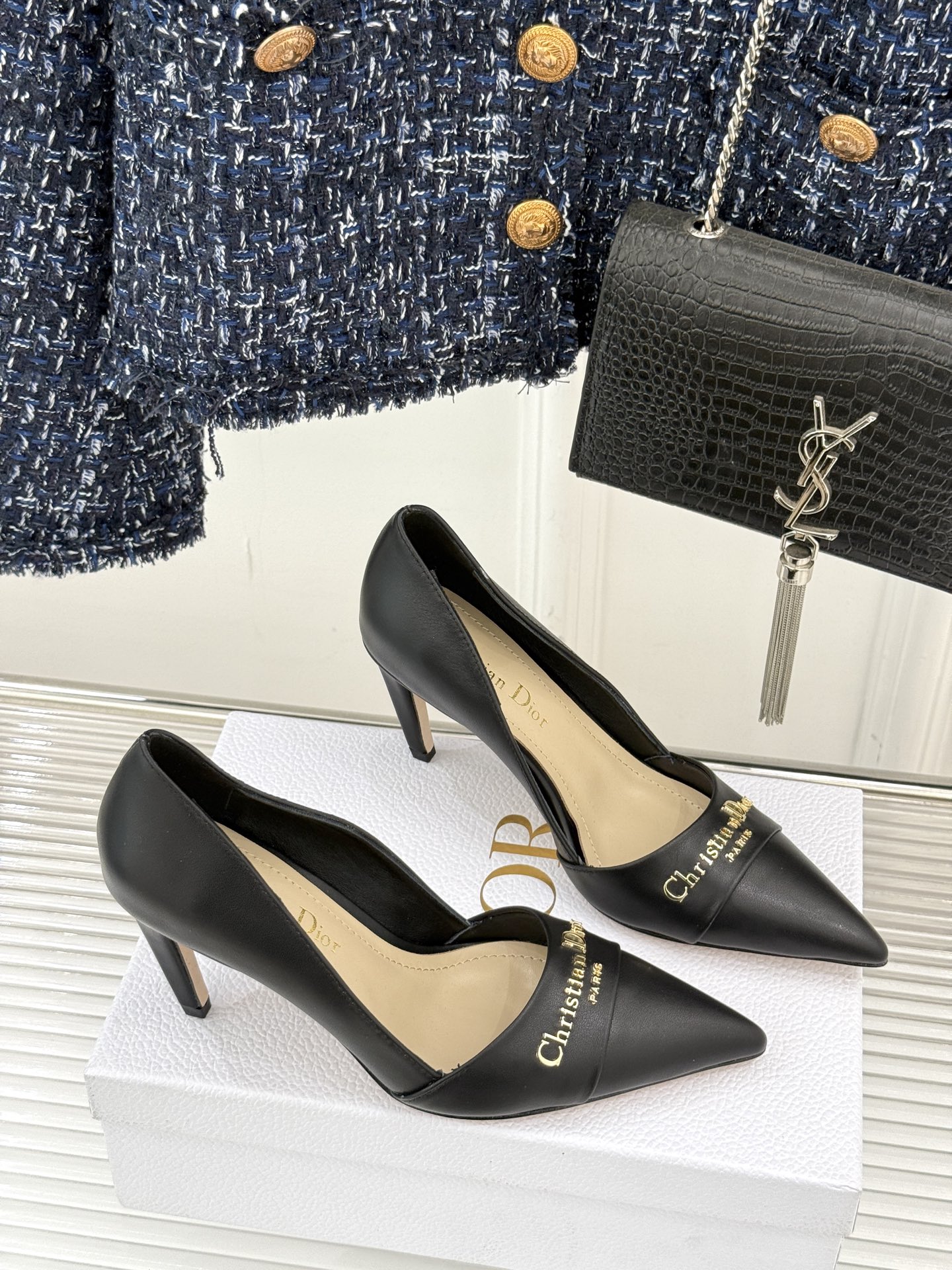 
Dior/迪奥25S新品尖头字母尖头
后跟凉鞋高跟鞋
这季的字母系列真的要狂种草啦~
字母logo设计