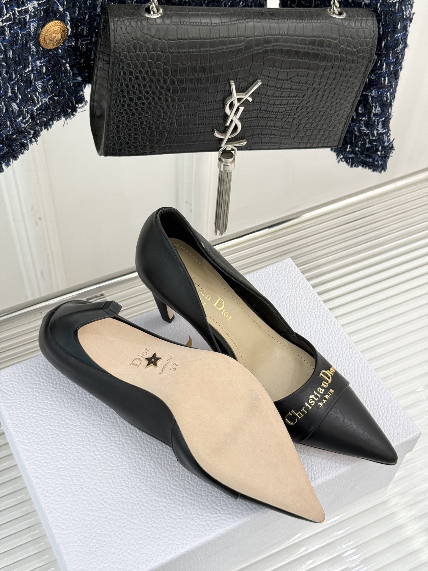 
Dior/迪奥25S新品尖头字母尖头
后跟凉鞋高跟鞋
这季的字母系列真的要狂种草啦~
字母logo设计