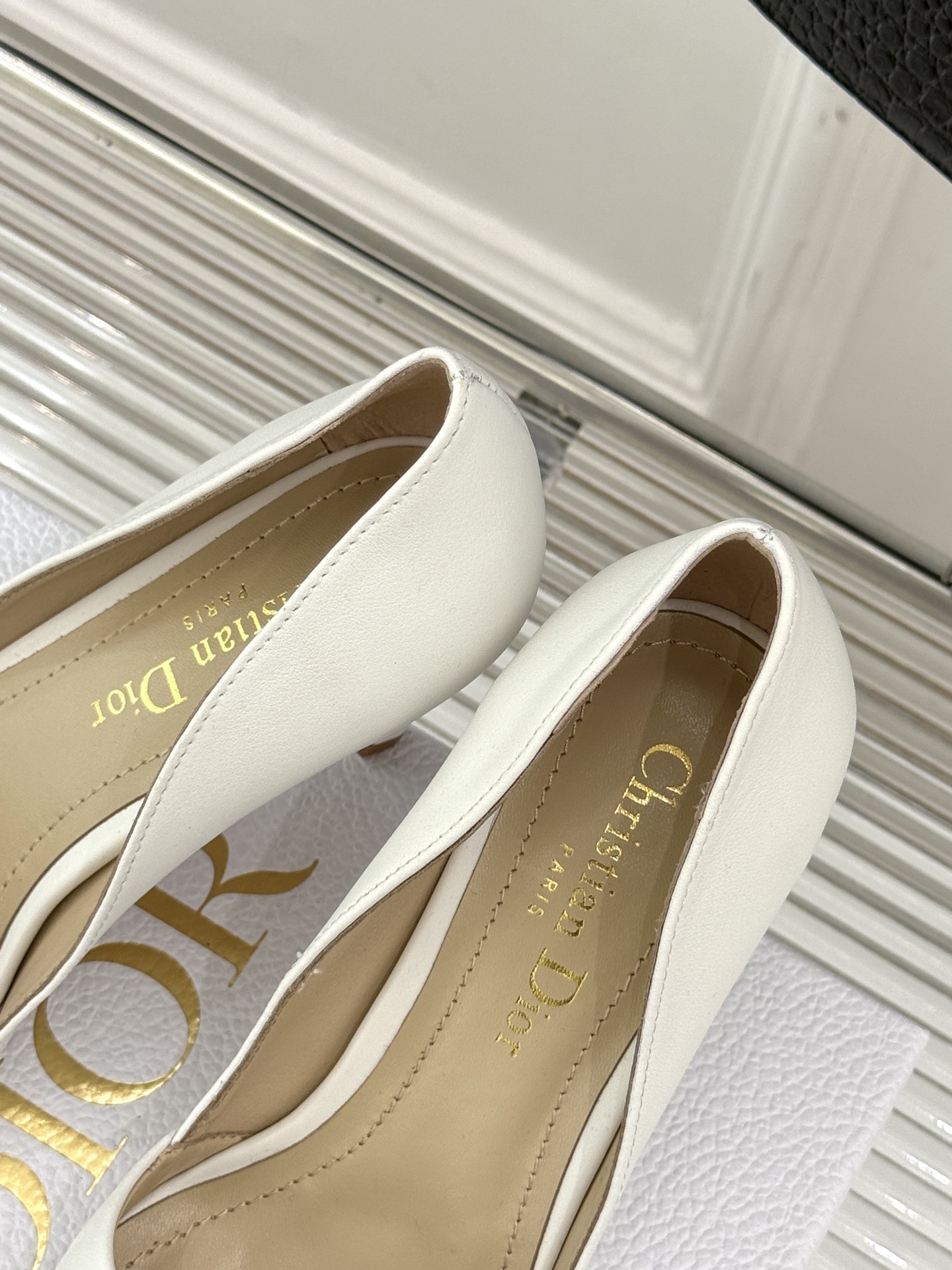 
Dior/迪奥25S新品尖头字母尖头
后跟凉鞋高跟鞋
这季的字母系列真的要狂种草啦~
字母logo设计