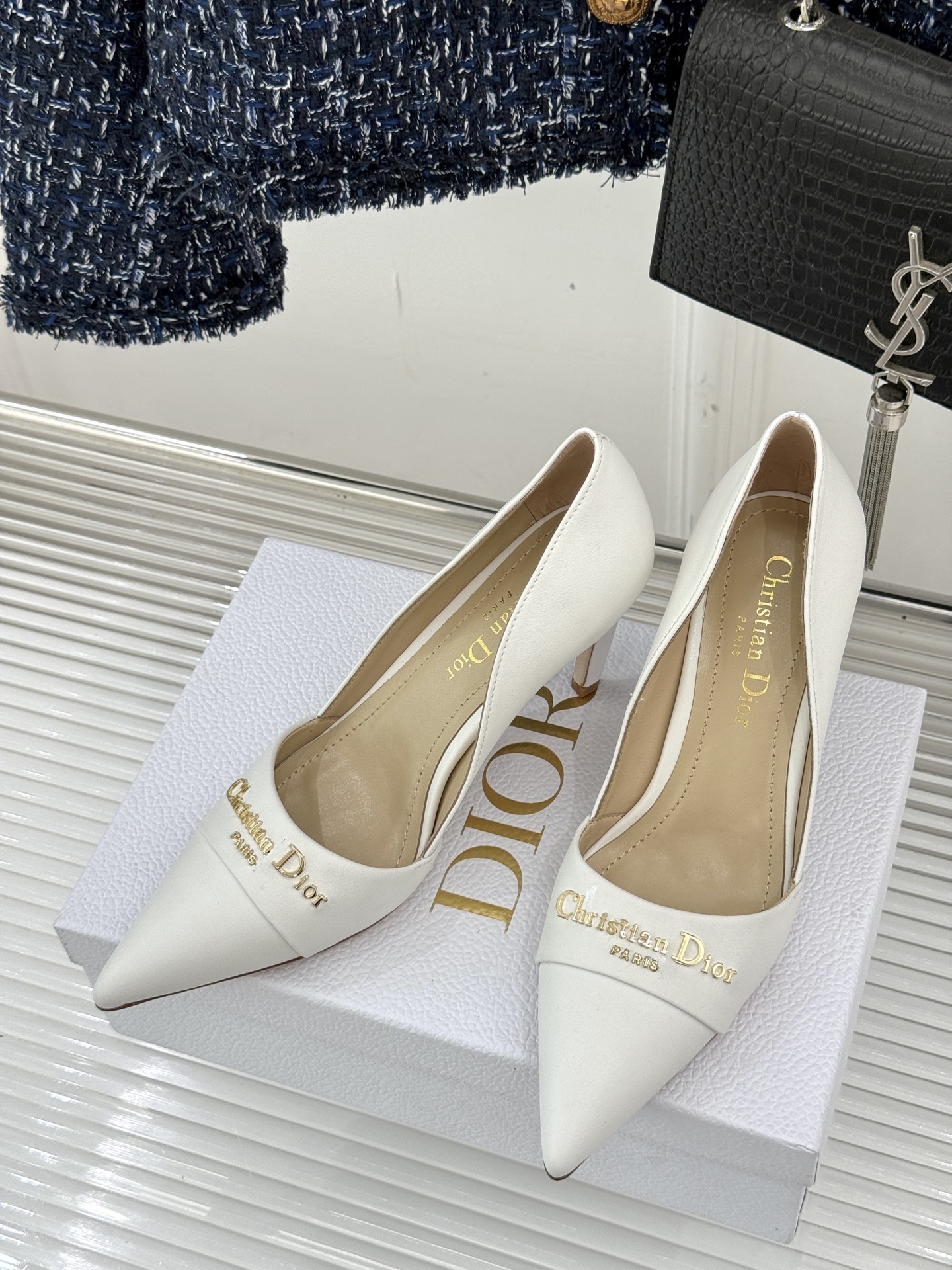 
Dior/迪奥25S新品尖头字母尖头
后跟凉鞋高跟鞋
这季的字母系列真的要狂种草啦~
字母logo设计